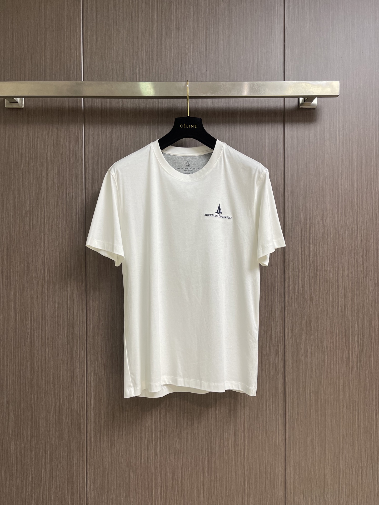 NO:904025,Brunello Cucinelli BC round neck short-sleeved T-shirt with brand logo embroidered on the chest, 2026SS early spring new short-sleeved shirt. Men's daily outing with closed eyes and high-end custom fabric short-sleeved T-shirt. The charm lies in creating a simple and luxurious fashion. You can match it casually to feel the unique British style.  The loose fit shows a casual style. Sizes M-3XL, brunello cucinelli, T-shirt, tees, t-shirt,19860909Brunello Cucinelli BC 胸前刺绣品牌标识圆领短袖T恤,2026SS早春新款短袖 男士日常出门闭眼搭高级定制面料短袖 魅力在于创造了简约奢华感的时尚,随意搭配感受英式风格独特气质．宽松的版型展现出休闲随意的风格.尺码M-3XL,,brunello cucinelli,T-shirt,tees，t-shirt,,Men's clothing