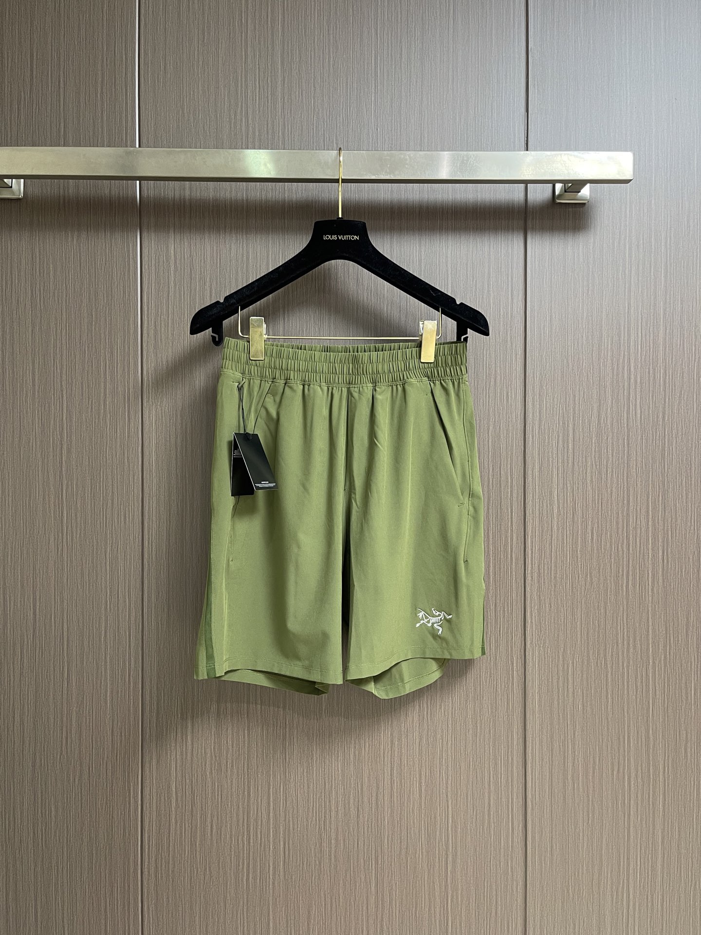 NO:903943,ARCTERYX Arc'teryx summer new quick-drying woven sports shorts can be used for casual sports, and are a must-have versatile shorts for summer travel. Made of high-quality quick-drying woven fabrics, the upper body is refreshing and breathable, with a classic and simple small logo design. The upper body is handsome and classic and versatile, and can be used for casual sports. The versatile shorts have exquisite workmanship, in-depth details, and complete three standards. Sizes M-3XL, arc'teryx, shorts,19860909ARCTERYX 始祖鸟夏季新款速干梭织运动短裤 休闲运动都可驾驭,夏季出行必备百搭短裤 采用高品速干梭织面料,上身清爽透气,经典简约小logo设计,上身帅气经典百搭,休闲运动都可驾驭,百搭短裤,做工精致,细节到位,三标齐全.尺码M-3XL,arc'teryx,shorts,,Men's clothing