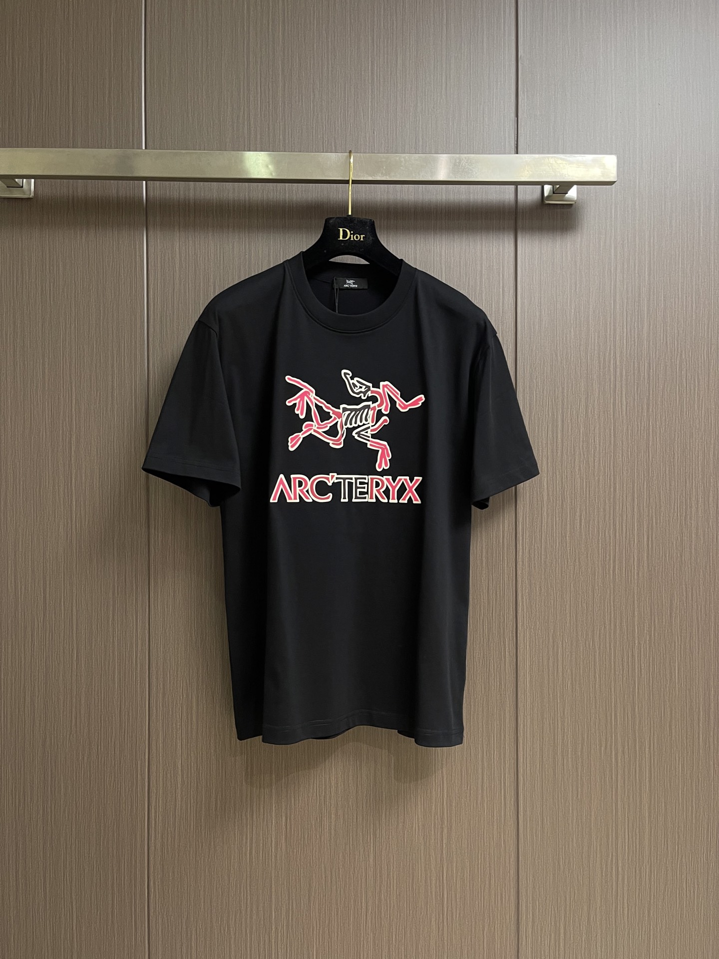NO:948660,A complete set of ARCTERYX 2026ss new round neck T-shirt shorts set, classic logo logo printing, visual impact and fashion sense!  260g pure cotton fabric is soft and comfortable!  Comfortable and breathable.  Slightly loose fit.  High quality!  The three-dimensional cutting technology is not picky!  Size M-XXXL M size Length 70 Bust 104 Shoulder width 48 Hips 112 Pants length 53 Large Size Length 72 Bust 110 Shoulder width 50 Hips 116 Pants length 54  Hips 124, pants length 56, 3XL length 76, bust 123, shoulder width 54, hips 128, pants length 57, arc'teryx, shorts, tees, t-shirt,19860909整套 ARCTERYX 始祖鸟2026ss新款圆领T恤短裤套装,经典logo标识印花视觉冲击力时尚感强！260g纯棉面料柔软舒适！手感舒适透气．微宽松版型．高级感强！立体裁剪工艺版型不挑人！尺码M-XXXL M码 衣长70 胸围104 肩宽48 臀围112 裤长53 L码 衣长72 胸围110 肩宽50 臀围116 裤长54 XL码 衣长74 胸围115 肩宽52 臀围120 裤长55 2XL码衣长75 胸围119 肩宽53 臀围124 裤长56 3XL码衣长76 胸围123 肩宽54 臀围128 裤长57,arc'teryx,shorts,tees，t-shirt,,Men's clothing