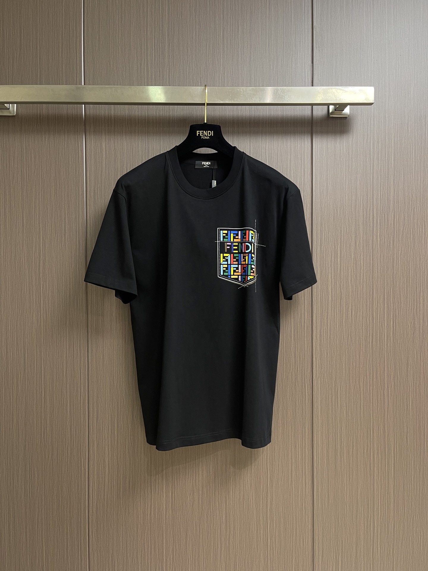 NO:949097,A complete set of Fendi logo printed round neck short-sleeved T-shirt and shorts set. This type of set is also a must-have for lazy people. You don’t need to think about how to match it, just one set can be easily done!  Customized fabrics are provided by customers, which are smooth to the touch, yet crisp and stylish, and the upper body is full of texture!  The overall design is simple and elegant without losing style. The upper body has a strong sense of style. It is definitely at the forefront of fashion. It is very comfortable to wear. Needless to say the style and tailoring of the pants. The upper body is exquisite and lively. It is truly palace-level. It can be used in various occasions whether it is sports or leisure. Sizes M-XXXL M code Length 70 Bust 104 Shoulder width 48 Hips 112 Pants length 53 L code Length 72 Bust 110 Shoulder width 50  Hips 116 Pants length 54  Pants length 57,,fendi,shorts,T-shirt,tees,t-shirt,19860909整套 Fendi logo标识印花圆领短袖T恤短裤套装,这种类型的也是懒人必备的一套,不用想怎么搭配,直接一套轻松搞定！客供定制面料,触感顺滑,却又挺括有型,上身质感十足！ 整体简洁大方而不失格调,上身感极强,绝对走在时尚最前端,穿着非常舒适,裤型款式和裁剪亦无需多言,上身精致跃然,真正殿堂级的,无论是运动还是休闲时候都能胜任各种场合.尺码M-XXXL M码 衣长70 胸围104 肩宽48 臀围112 裤长53 L码 衣长72 胸围110 肩宽50 臀围116 裤长54 XL码 衣长74 胸围115 肩宽52 臀围120 裤长55 2XL码衣长75 胸围119 肩宽53 臀围124 裤长56 3XL码衣长76 胸围123 肩宽54 臀围128 裤长57,,fendi,shorts,T-shirt,tees，t-shirt,,Men's clothing