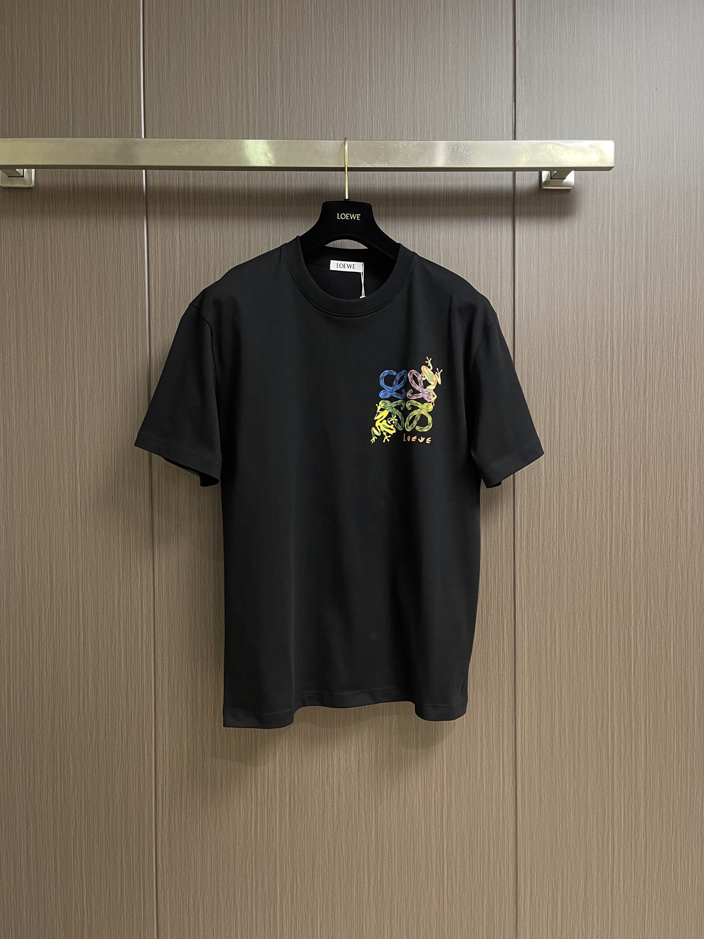 NO:949122,The complete set of Loewe 2026ss letter logo printed short-sleeved T-shirt and shorts set, the fabric is made of 240g combed cotton, customized 1*1 thread, twice washed, the fabric is comfortable and skin-friendly, custom-dyed fabric,  The textile density is high, the drape is good, and it is not easy to deform. The thick texture and compact spinning process will not affect the breathability of the fabric. The color saturation is very high. The imported digital direct-injection printing process makes it a versatile and good-looking short sleeve. The loose version covers the flesh and looks slim. Sizes  Hips 116 Pants length 54  Pants length 57,,loewe,loewe,shorts,T-shirt,tees,t-shirt,19860909整套 Loewe罗意威 2026ss 字母logo印花短袖T恤短裤套装,面料采用240克重精梳棉,定制1*1螺纹,成衣两遍水洗处,面料舒适亲肤无异感,定制定染面料, 纺织密度高,垂感佳,不易变形,厚织感加上紧密纺纱工艺,不会影响面料的透气性,成色的饱和度很高,进口数码直喷印花工艺,百搭好看的一款短袖,宽松版型遮肉显瘦不挑人.尺码M-XXXL M码 衣长70 胸围104 肩宽48 臀围112 裤长53 L码 衣长72 胸围110 肩宽50 臀围116 裤长54 XL码 衣长74 胸围115 肩宽52 臀围120 裤长55 2XL码衣长75 胸围119 肩宽53 臀围124 裤长56 3XL码衣长76 胸围123 肩宽54 臀围128 裤长57,,loewe,loewe,shorts,T-shirt,tees，t-shirt,,Men's clothing