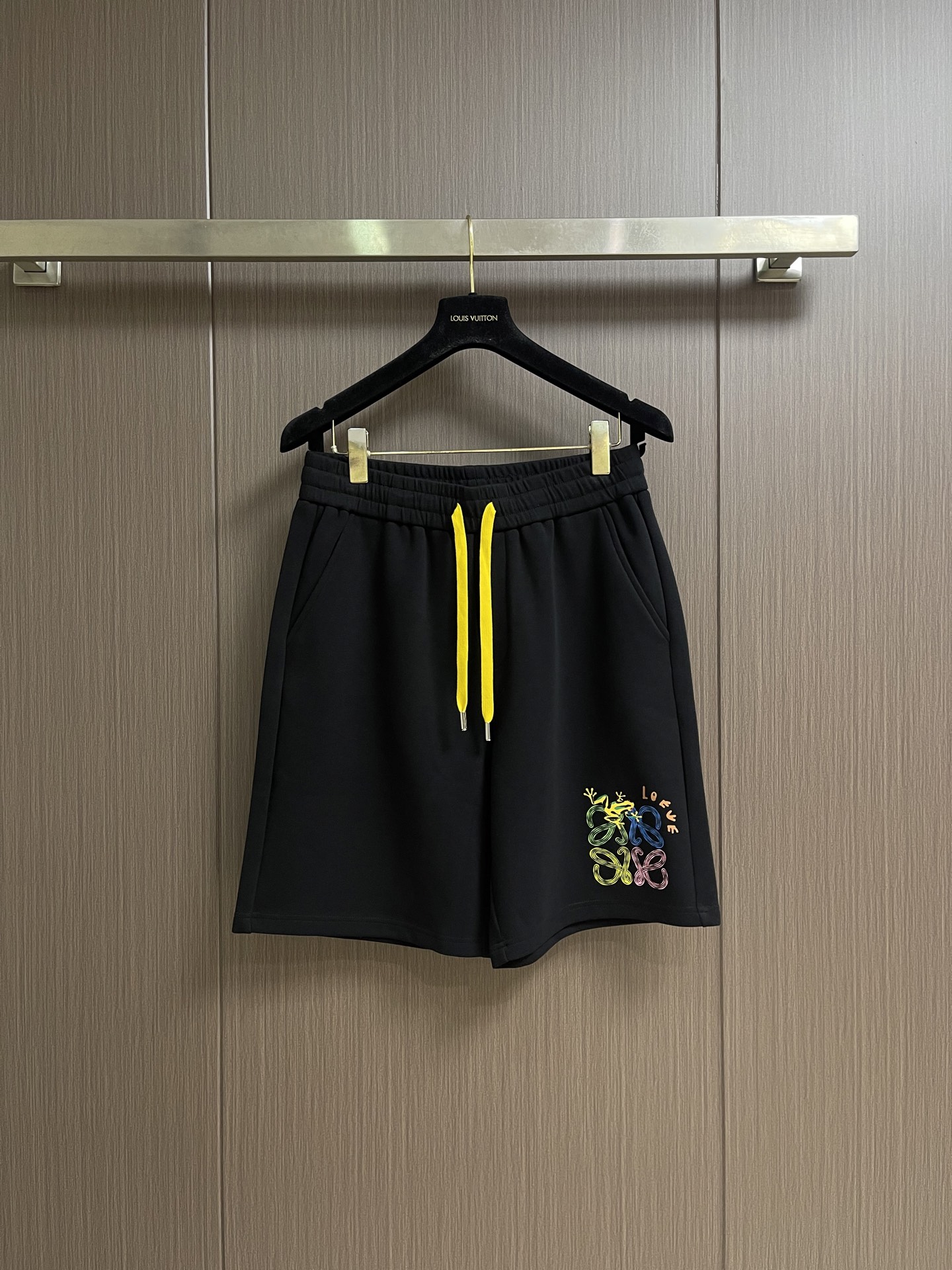 NO:949109,The complete set of Loewe 2026ss letter logo printed short-sleeved T-shirt and shorts set, the fabric is made of 240g combed cotton, customized 1*1 thread, twice washed, the fabric is comfortable and skin-friendly, custom-dyed fabric,  The textile density is high, the drape is good, and it is not easy to deform. The thick texture and compact spinning process will not affect the breathability of the fabric. The color saturation is very high. The imported digital direct-injection printing process makes it a versatile and good-looking short sleeve. The loose version covers the flesh and looks slim. Sizes  Hips 116 Pants length 54  Pants length 57,,loewe,loewe,shorts,T-shirt,tees,t-shirt,19860909整套 Loewe罗意威 2026ss 字母logo印花短袖T恤短裤套装,面料采用240克重精梳棉,定制1*1螺纹,成衣两遍水洗处,面料舒适亲肤无异感,定制定染面料, 纺织密度高,垂感佳,不易变形,厚织感加上紧密纺纱工艺,不会影响面料的透气性,成色的饱和度很高,进口数码直喷印花工艺,百搭好看的一款短袖,宽松版型遮肉显瘦不挑人.尺码M-XXXL M码 衣长70 胸围104 肩宽48 臀围112 裤长53 L码 衣长72 胸围110 肩宽50 臀围116 裤长54 XL码 衣长74 胸围115 肩宽52 臀围120 裤长55 2XL码衣长75 胸围119 肩宽53 臀围124 裤长56 3XL码衣长76 胸围123 肩宽54 臀围128 裤长57,,loewe,loewe,shorts,T-shirt,tees，t-shirt,,Men's clothing