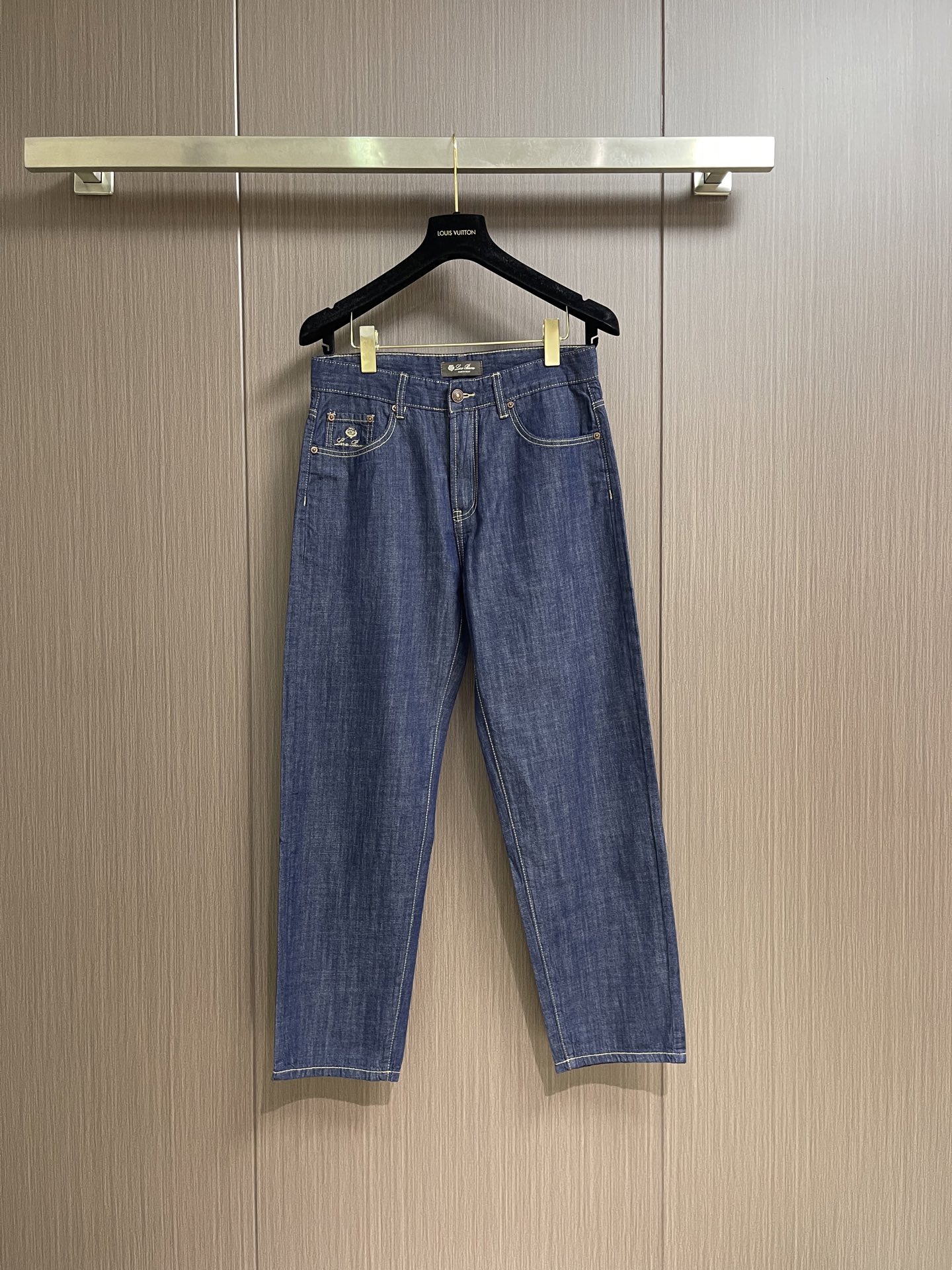 NO:903978,LP Loropiana 2026SS new summer washed jeans casual pants, neat tailoring visible to the naked eye, straight slim fit pants!  Dense and neat wiring, customized hardware with logo engraving, classic placket zipper, basic style, not too picky!  Size 30-38 No 35 37,,loro piana,loro piana,jeans,19860909LP Loropiana 2026SS夏季新款水洗牛仔裤休闲裤 肉眼可见的利落裁剪,直筒修身款裤型！密实齐整走线,客供定制五金并有logo雕刻,经典门襟拉链,基础款,上身不挑人！尺码30-38 无35 37,,loro piana,loro piana,jeans,,Men's clothing