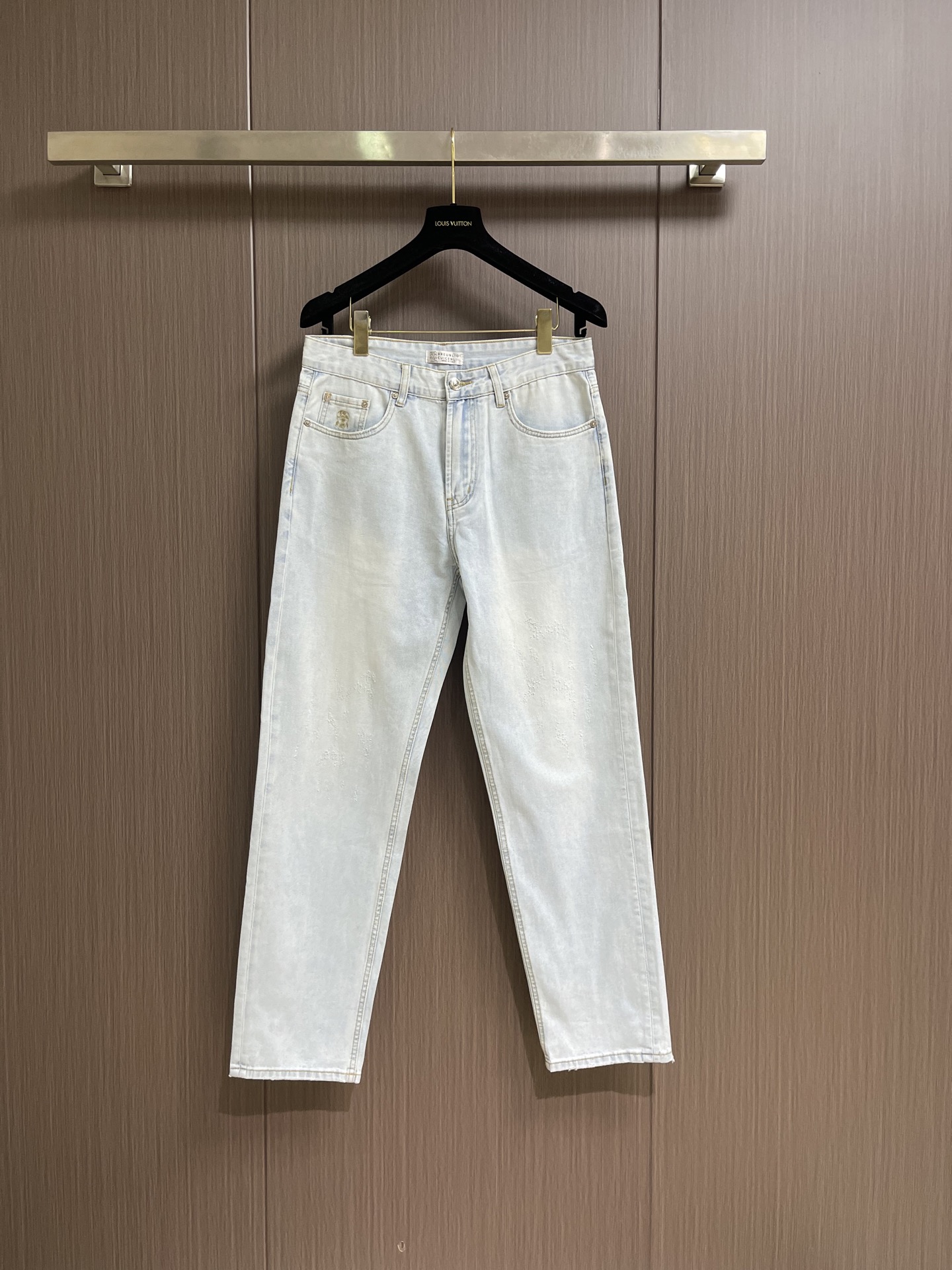 NO:903972,BC 2026ss spring and summer new denim trousers. Customized denim fabric imported from Japan, soft to the touch, slim fit on the upper body, slimming around the buttocks, and especially good-looking. The fashionable clean version is simple and easy to match, so it has become one of the biggest selling points and extremely cost-effective. There is no confusion or trouble about color conflicts. The original factory original label washed wheat is such a high-end jeans with rich inner training, absolutely fashionable, casual and versatile. Sizes 30-38 No 35 37,,jeans,19860909BC 2026ss春夏新款牛仔长裤.定制日本进口丹宁面料,手感柔软上身修身显瘦包臀特别好看完胜,时尚净版潮流简单易搭配因此已成为最大卖点之一而性价比又极高,没有颜色冲突的困惑或困扰,原厂原标水洗麦 这么一款丰富内练高端牛仔裤,绝对时尚休闲百搭.尺码30-38 无35 37,,jeans,,Men's clothing