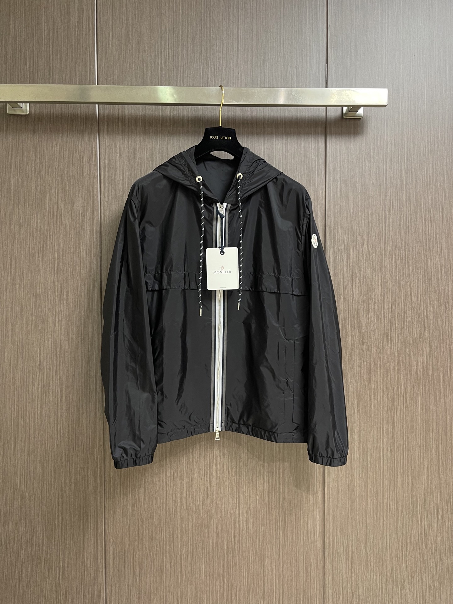 NO:904040,Moncler  The emblem hooded jacket is made of high-density nylon fiber and paired with a nylon lining of the same material, which combines light texture and durability. The surface of the fabric feels smooth and crisp, is wrinkle-resistant and easy to care for, will not deform easily after being worn for a long time, and has a certain degree of breathability.  , to avoid stuffiness and maintain a comfortable body feel in many scenes. The surface of the fabric has a water-repellent function, which can effectively resist daily light rain and accidental splashes. It has excellent windproof performance and can effectively block the intrusion of cold wind and cope with changeable weather. Sizes 1-2-3-4  Size 1, shoulder width 51, chest 118, length 68, size 2, shoulder width 52, size 2, shoulder width 52, size 3, shoulder width 53, size 3, chest 126, length 71, size 4, shoulder width 54, chest 130, length 72.5,,jackets & coats,hats,19860909Moncler 饰章连帽夹克,面料采用高密锦纶纤维打造而成的面料,搭配同材质锦纶衬里,兼具轻盈质感与耐用性能.面料表面手感顺滑挺括,抗皱易打理,久穿不易变形,且具备一定的透气性,避免闷热感,多场景下都能保持舒适体感.面料表面自带防泼水功能,能有效抵御日常小雨与意外泼溅,防风性能优异,可有效阻挡冷风灌入,应对多变天气.尺码1-2-3-4 1码 肩宽51 胸围118 衣长68 2码肩宽52 胸围122 衣长69 3码肩宽53 胸围126 衣长71 4码肩宽54 胸围130 衣长72.5,,jackets & coats,hats,,Men's clothing