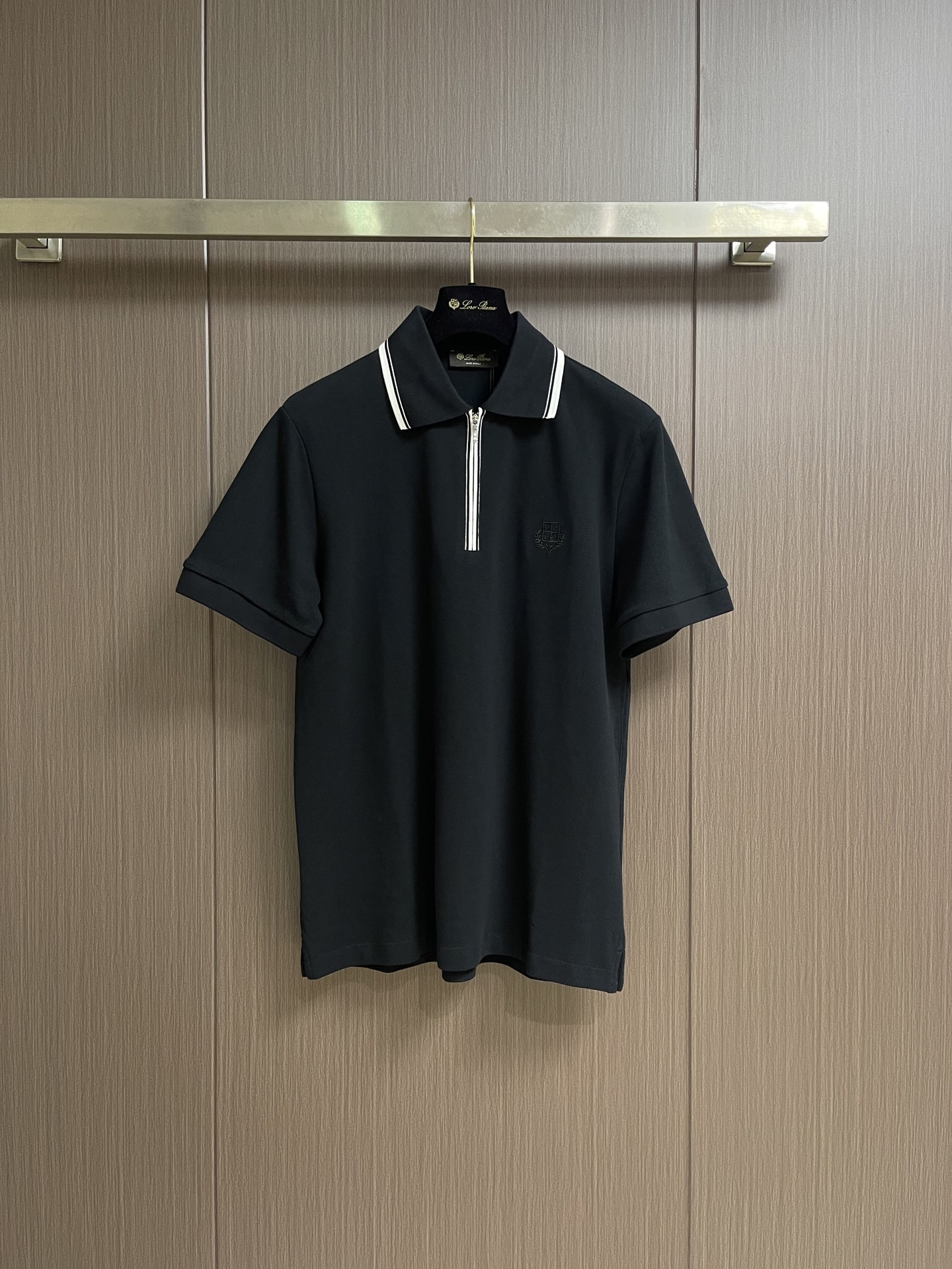 NO:903988,LP Loropiana 2026ss spring and summer is recommended for old money and new money!  Business commuting lapel half-zip short-sleeved POLO shirt. Italian tailoring. Fitted chest and slightly loose hem. It is more tolerant to the body. The upper body is comfortable and non-restrictive. The fabric is made of custom-made Salona combined with long-staple cotton. It has better skin-friendly feel and breathability. The surface of the fabric has a warm luster. It is high-end and shows texture. All products are available to order. Sizes M-XXL M. Bust 104, shoulder width 45, length 74 L.  Bust 108 Shoulder width 47 Length 75 XL Bust 112 Shoulder width 49 Length 76 XXL Bust 116 Shoulder width 51 Length 77,,loro piana,loro piana,T-shirt,19860909LP Loropiana 2026ss春夏老钱新贵推荐！商务通勤翻领半拉链短袖POLO 衫 意式剪裁 胸口合体下摆略微宽松剪裁 对身材的包容性更好 上身舒适而无束缚感 面料采用 客供订织的索罗那结合长绒棉的材质 有着更好的亲肤感 与透气性 面料表层有温润的光泽感 高档而显质感 全品相订单.尺码M-XXL M码 胸围104 肩宽45 衣长74 L码 胸围108 肩宽47 衣长75 XL码 胸围112 肩宽49 衣长76 XXL码 胸围116 肩宽51衣长77,,loro piana,loro piana,T-shirt,,Men's clothing