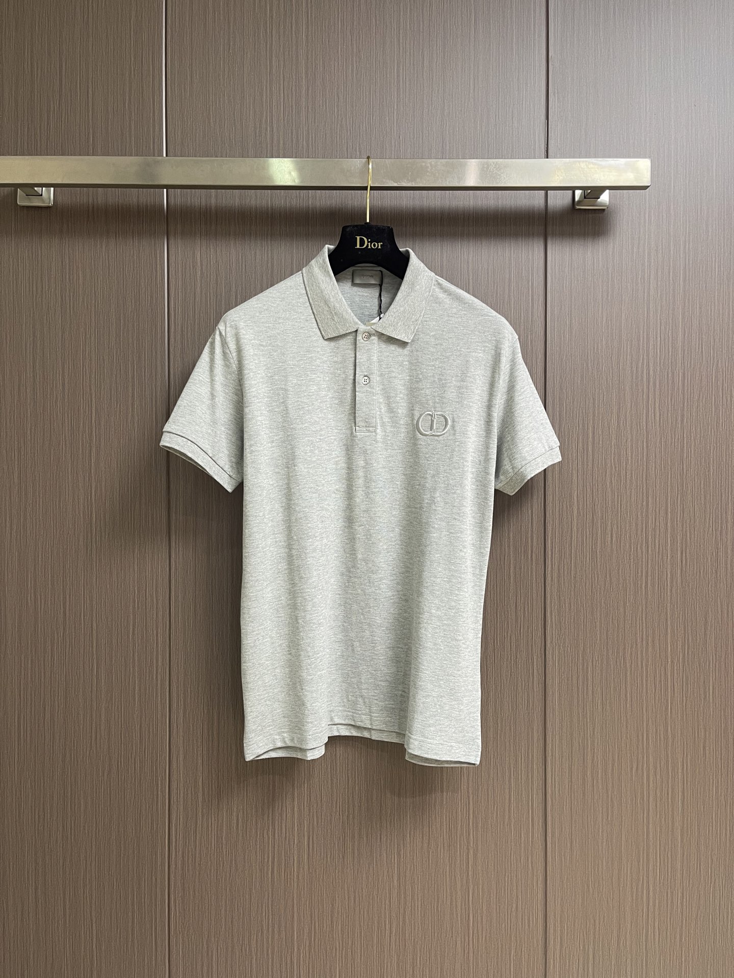 NO:903994,DIOR  The classic CD embroidered short-sleeved polo shirt is made of 230g washed heavyweight cotton fabric. It has been treated with a special washing process and still maintains a solid weight. The fabric feels soft and waxy and has a sinewy feel, ensuring that the upper body is crisp and stylish without being soft and not prone to deformation and pilling after long-term wear. It takes into account both comfort and durability. It uses a classic shirt shape, combined with slightly loose tailoring, to cleverly modify the shoulder line without revealing it.  The body shape can be easily controlled by anyone from a pound to a pound. The shaped lapel design ensures that it will not collapse after being worn for a long time, and maintains a neat silhouette, making it look decent and generous whether it is a commuting match or a daily match. Reflected in the three-dimensional embroidery process of the same color, the classic logo is presented with neat and delicate stitches, revealing the brand recognition in a low-key manner and full of texture. The overall workmanship is exquisite, highlighting the high level of craftsmanship. Sizes M-XXL  M size bust 105 shoulder width 45 Length 70 L size bust 110 shoulder width 47 length 72 XL size bust shoulder width 49 length 74 XXL size bust 120 shoulder width 51 length 76,, dior, T-shirt,19860909DIOR 经典CD刺绣短袖Polo衫,精选230g洗水重磅棉面料,经过特殊洗水工艺处理后依然保持扎实克重,面料触感软糯同时自带筋骨感,确保上身挺括有型不软塌,久穿不易变形且不易起球,兼顾舒适度与耐久性.采用经典衫版型,结合微宽松剪裁,巧妙修饰肩线而不挑身材,从斤到斤皆可轻松驾驭.定型翻领设计确保久穿不塌,保持利落轮廓,无论是通勤搭配还是日常搭配都显得得体大方.体现在同色立体刺绣工艺上,经典标识以工整细腻的针脚呈现,低调中透出品牌辨识度,质感十足.整体做工精致,彰显高级工艺水准.尺码M-XXL M码 胸围105 肩宽45 衣长70 L码 胸围110 肩宽47 衣长72 XL码 胸围 肩宽49 衣长74 XXL码 胸围120 肩宽51 衣长76,,dior,T-shirt,,Men's clothing