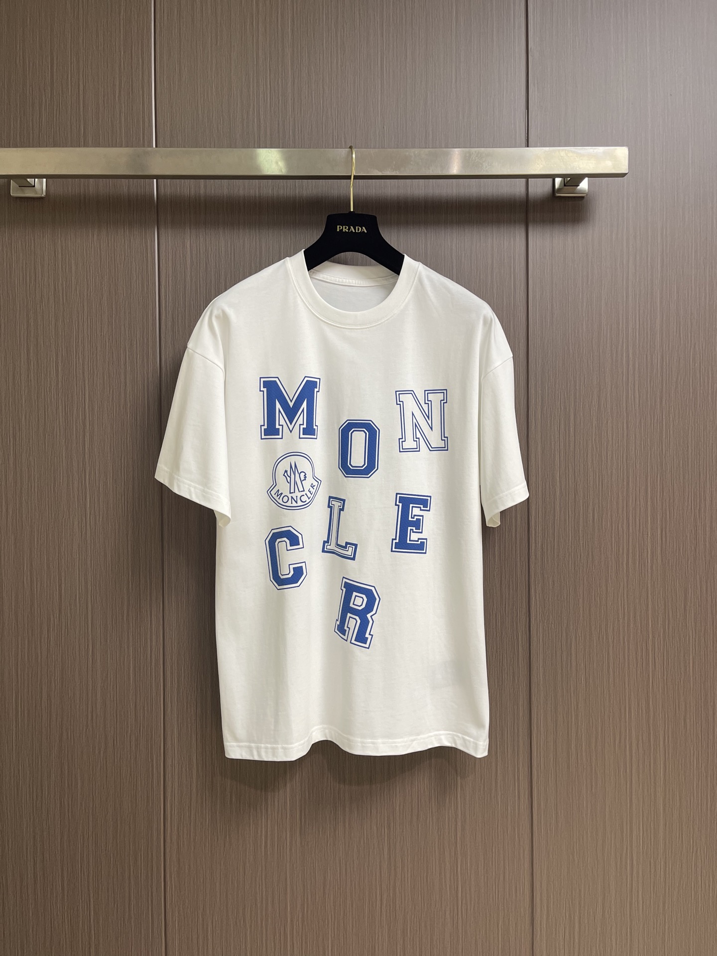 NO:904056,MONCLER  2026ss new spring and summer short-sleeved T-shirt. The fabric is made of Xinjiang long-staple cotton. The fiber length and strength are far superior to ordinary cotton. The fabric is anti-pilling, anti-stretching, breathable and sweat-absorbent, suitable for summer wear. The woven fabric has both softness and stiffness, is not too thin, and at the same time maintains the  The long-staple cotton has a 'silk-smooth' touch and is highly skin-friendly. The MONCLER brand personalized design letters on this T-shirt are designed and printed, highlighting the low-key charm of personality. Sizes M-3XL, T-shirt, tees, t-shirt,19860909MONCLER 2026ss春夏新款短袖T恤,面料采用新疆长绒棉,纤维长度和强度远超普通棉,面料抗起球、抗拉伸,且透气吸汗,适合夏季穿着.织出的面料兼具柔软度与挺括感,不会过于单薄,同时保留长绒棉“丝绸般顺滑”的触感,亲肤性强.这款T恤的MONCLER品牌个性设计字母做了设计印花,彰显个性低调的魅力.尺码M-3XL,,T-shirt,tees，t-shirt,,Men's clothing