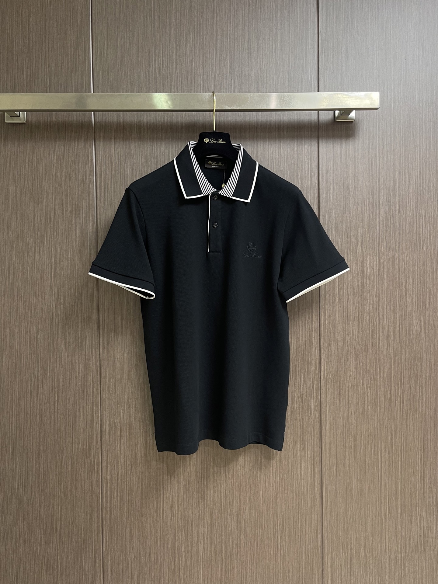 NO:904002,LP Loropiana 2026ss spring and summer is recommended for old money and new money!  Business commuting lapel short-sleeved POLO shirt, Italian tailoring, fitted chest and slightly loose hem, more tolerant to the body, comfortable and non-restrictive upper body. The fabric is made of custom-made Solona combined with long-staple cotton, which has better skin-friendly feel and breathability. The surface of the fabric has a warm luster, high-end and texture. All products are available to order. Sizes M-XXL M, bust 106, shoulder width 45, length 75 L  Bust 110 Shoulder width 47 Length 76 XL Bust 114 Shoulder width 49 Length 77 XXL Bust 118 Shoulder width 51 Length 78,,loro piana,loro piana,T-shirt,19860909LP Loropiana 2026ss春夏老钱新贵推荐！商务通勤翻领短袖POLO 衫 意式剪裁 胸口合体下摆略微宽松剪裁 对身材的包容性更好 上身舒适而无束缚感 面料采用 客供订织的索罗那结合长绒棉的材质 有着更好的亲肤感 与透气性 面料表层有温润的光泽感 高档而显质感 全品相订单.尺码M-XXL M码 胸围106 肩宽45 衣长75 L码 胸围110 肩宽47 衣长76 XL码 胸围114 肩宽49 衣长77 XXL码 胸围118 肩宽51衣长78,,loro piana,loro piana,T-shirt,,Men's clothing