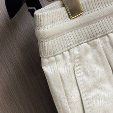 Loro piana LORO PIANA 诺悠翩雅亚麻休闲长裤,亚麻纤维自带天然结节纹理,贴肤穿像裹着 Loro piana LORO PIANA 诺悠翩雅亚麻休闲长裤,亚麻纤维自带天然结节纹理,贴肤穿像裹着