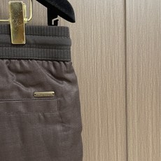 Loro piana LORO PIANA 诺悠翩雅亚麻休闲长裤,亚麻纤维自带天然结节纹理,贴肤穿像裹着 Loro piana LORO PIANA 诺悠翩雅亚麻休闲长裤,亚麻纤维自带天然结节纹理,贴肤穿像裹着