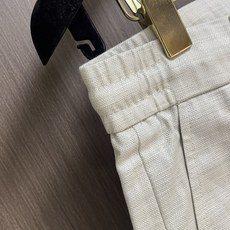 Loro piana LORO PIANA 诺悠翩雅亚麻休闲长裤,亚麻纤维自带天然结节纹理,贴肤穿像裹着 Loro piana LORO PIANA 诺悠翩雅亚麻休闲长裤,亚麻纤维自带天然结节纹理,贴肤穿像裹着
