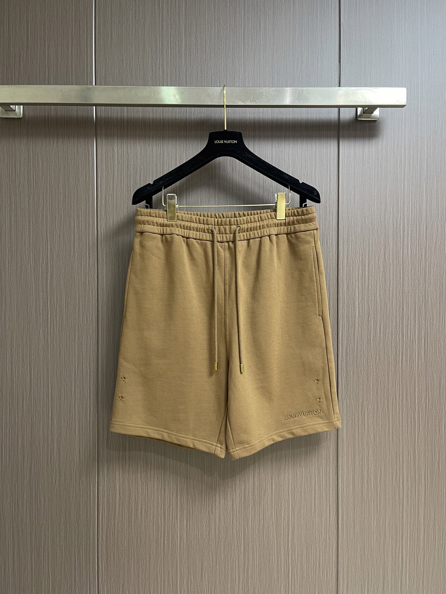 NO:903931,LV 2026SS summer casual shorts, the texture is skin-friendly and comfortable, simple logo embroidery, drawstring and other details, fine workmanship, perfect and versatile with any top, the upper body is very handsome!  Size S-XL, size 46, length 49, waist 76+6 stretch, size 48, length 50, waist 80+6 stretch, size 50, length 51, waist 84+6 stretch, size 52, length 52, waist 88+6 stretch,,louis vuitton,shorts,19860909LV 2026SS夏季休闲短裤,质感亲肤又舒爽,简约logo标识刺绣,拉绳头等细节,做工精细完美百搭任何上衣,上身就很帅气！尺码S-XL  46码裤长49 腰围76+6拉伸 48码裤长50 腰围80+6拉伸 50码裤长51 腰围84+6拉伸 52码裤长52 腰围88+6拉伸,,louis vuitton,shorts,,Men's clothing