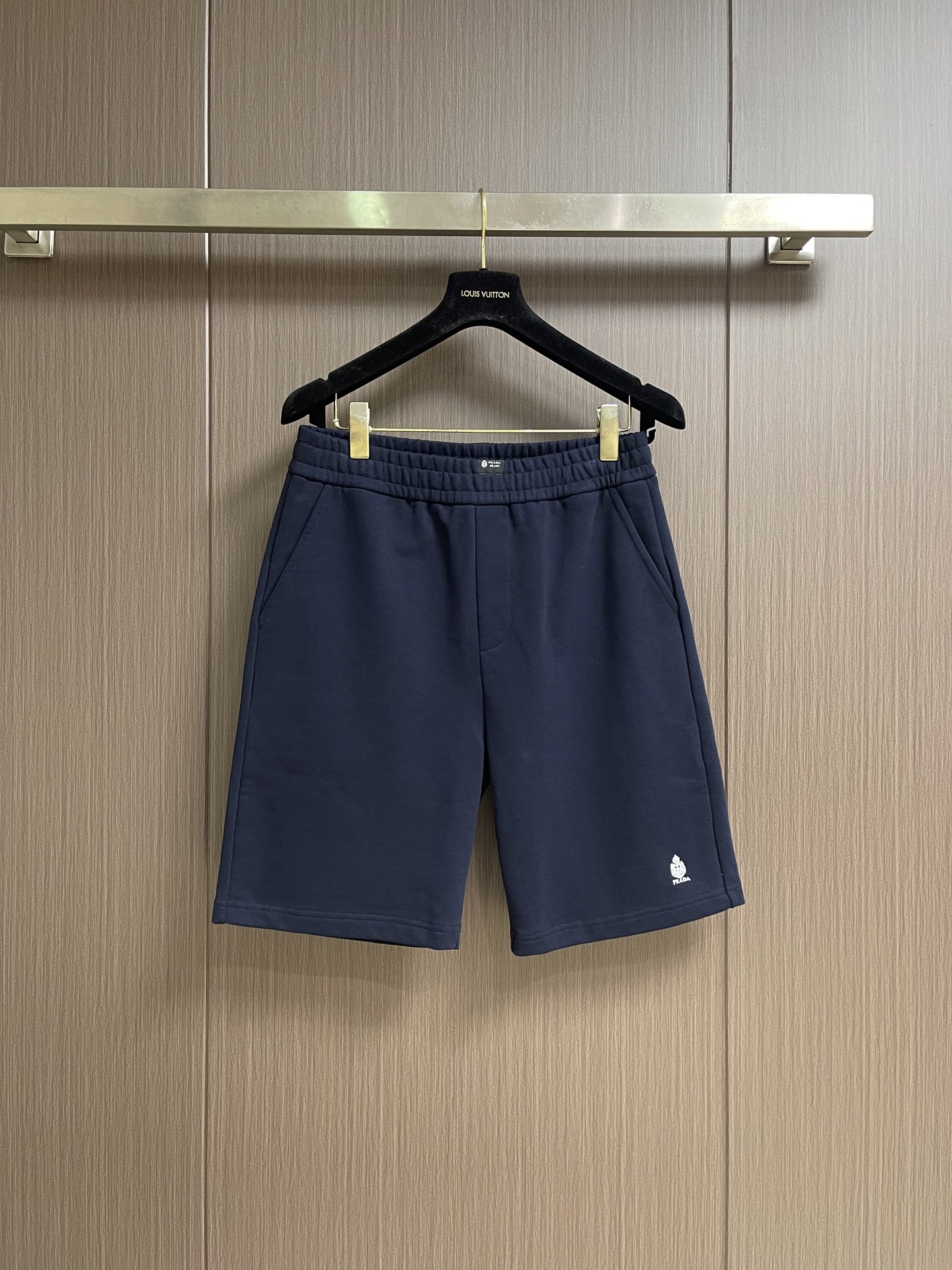 NO:903937,Prada men's casual shorts, extremely comfortable and quick perspiration are the most popular points. It improves wearing comfort and is suitable for aerobic exercise and trail running conditions. This style is a very wide range of running, allowing you to naturally maintain your love for sports in the summer, and can also be worn in casual life. Size S-XL 46 pants length 49 waist 72+6 stretch 48 pants length 50 waist 76+6 stretch 50 pants length 51  Waist 80+6 stretch, size 52 pants length 52, waist 84+6 stretch, prada, shorts,19860909Prada 男士休闲短裤,极致舒适和快速排汗是备受青睐的重点,提升穿着舒适度,适合有氧运动和越野跑条件下穿着,此款是一件适用范围极其广泛的跑步,让你在夏天自然可以保持对运动热爱,也可以在休闲生活中穿着.尺码S-XL  46码裤长49 腰围72+6拉伸 48码裤长50 腰围76+6拉伸 50码裤长51 腰围80+6拉伸 52码裤长52 腰围84+6拉伸,,prada,shorts,,Men's clothing