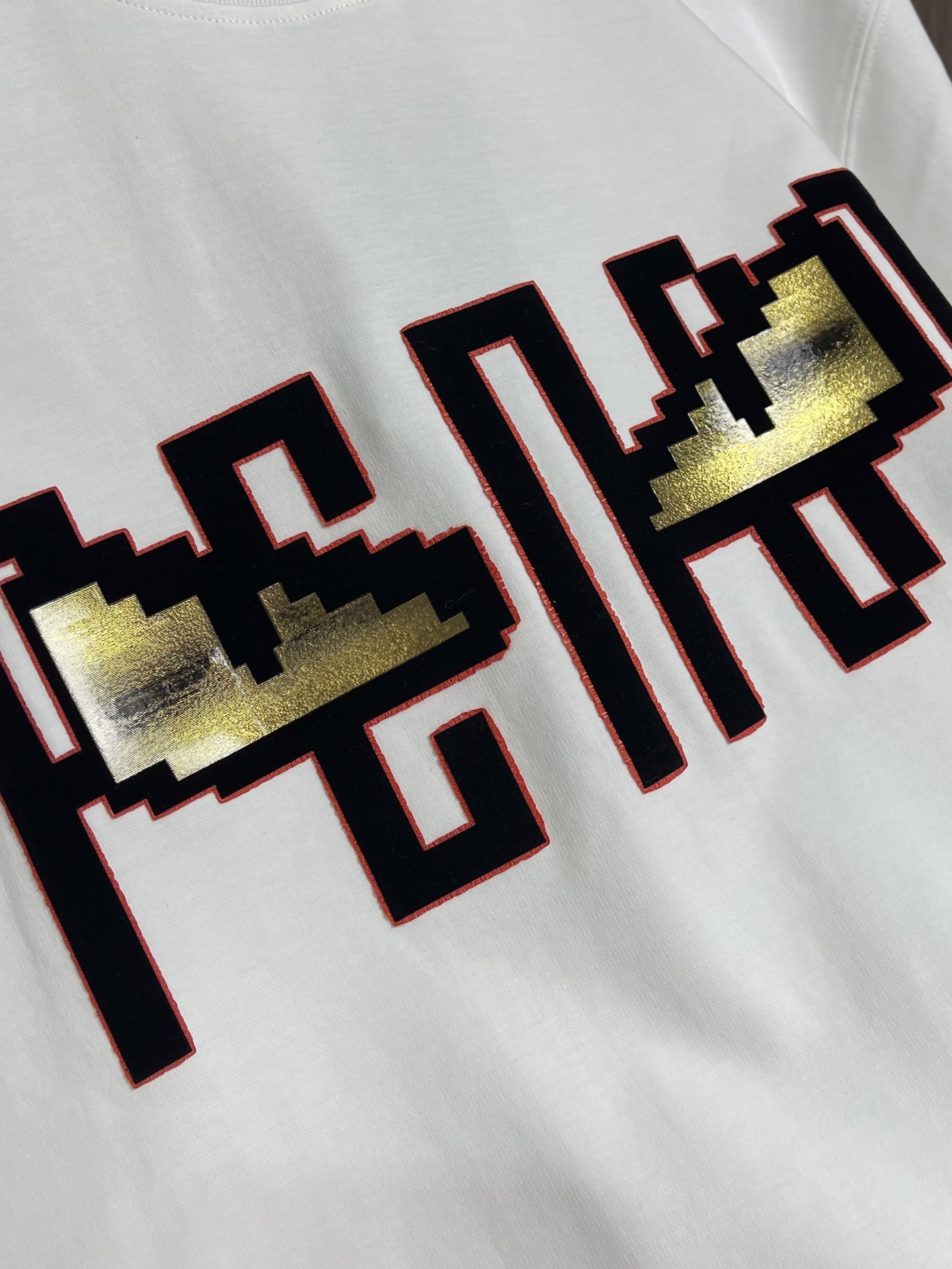 FENDI logo印花短袖T恤，采用进口高支精梳双股棉面料，质地细腻亲肤，触感柔软透气，兼具出色的垂坠