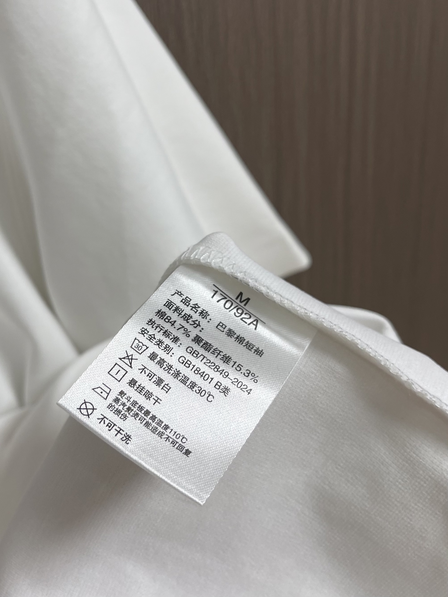 FENDI logo印花短袖T恤，采用进口高支精梳双股棉面料，质地细腻亲肤，触感柔软透气，兼具出色的垂坠