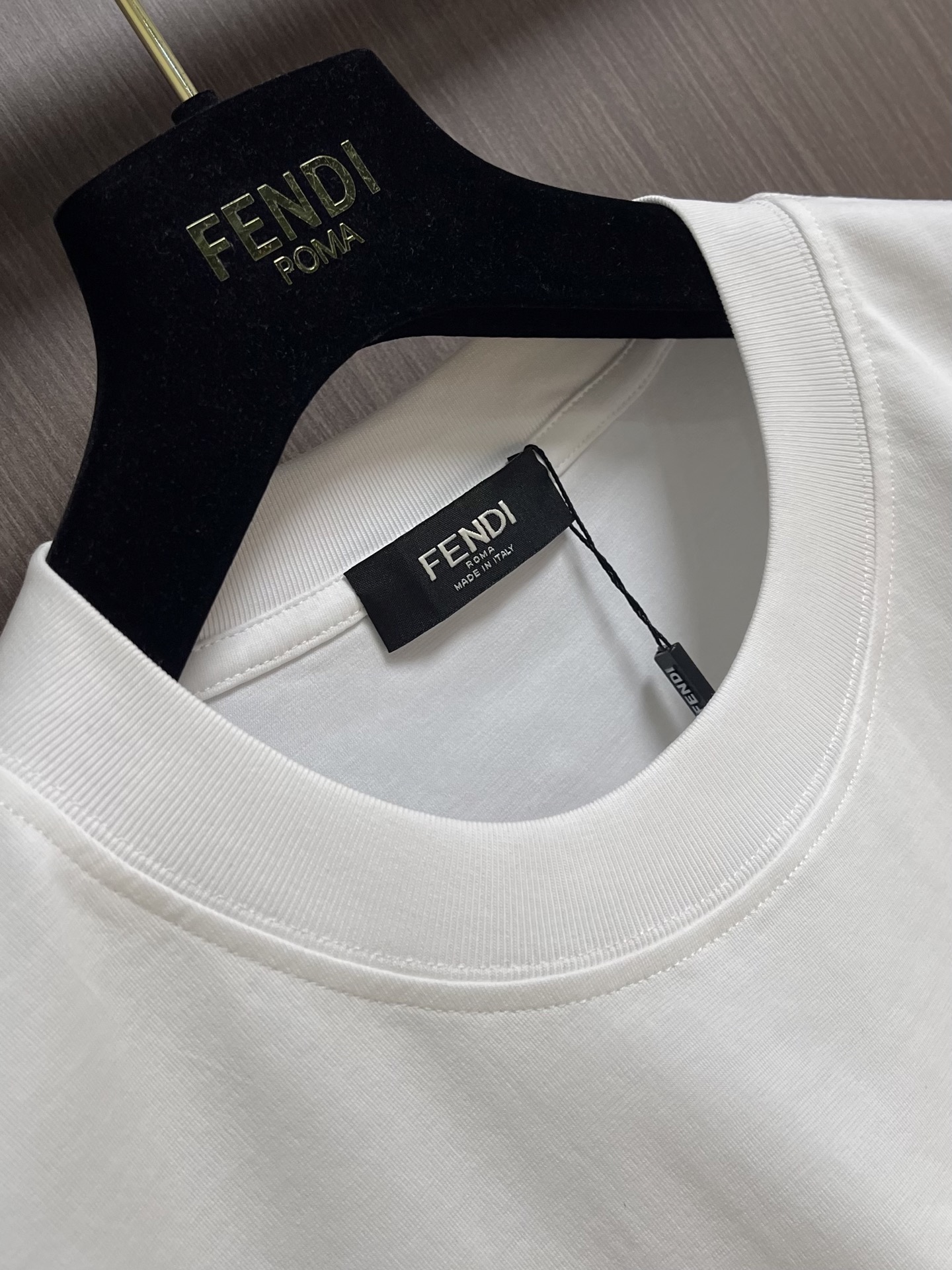 FENDI logo印花短袖T恤，采用进口高支精梳双股棉面料，质地细腻亲肤，触感柔软透气，兼具出色的垂坠
