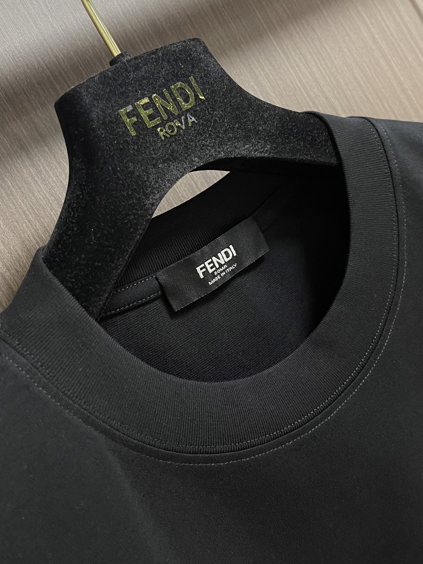 FENDI logo印花短袖T恤，采用进口高支精梳双股棉面料，质地细腻亲肤，触感柔软透气，兼具出色的垂坠