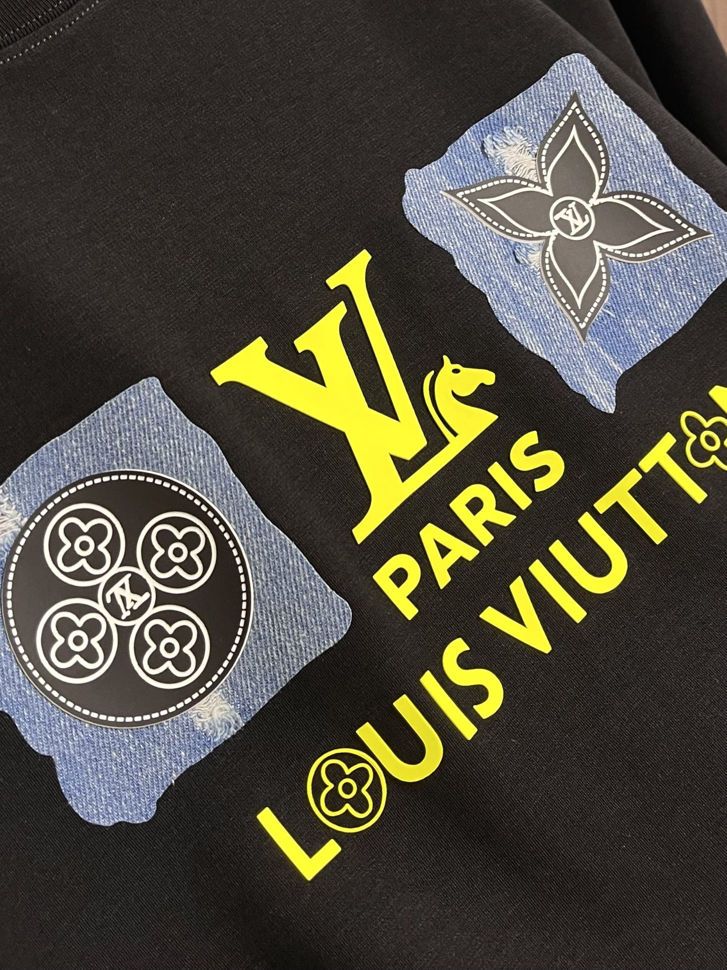 LV 字母印花短袖T恤，采用高密度网点浆印花，印花效果通过计算机测色、喷印多方位测试后生产。印花图案还原