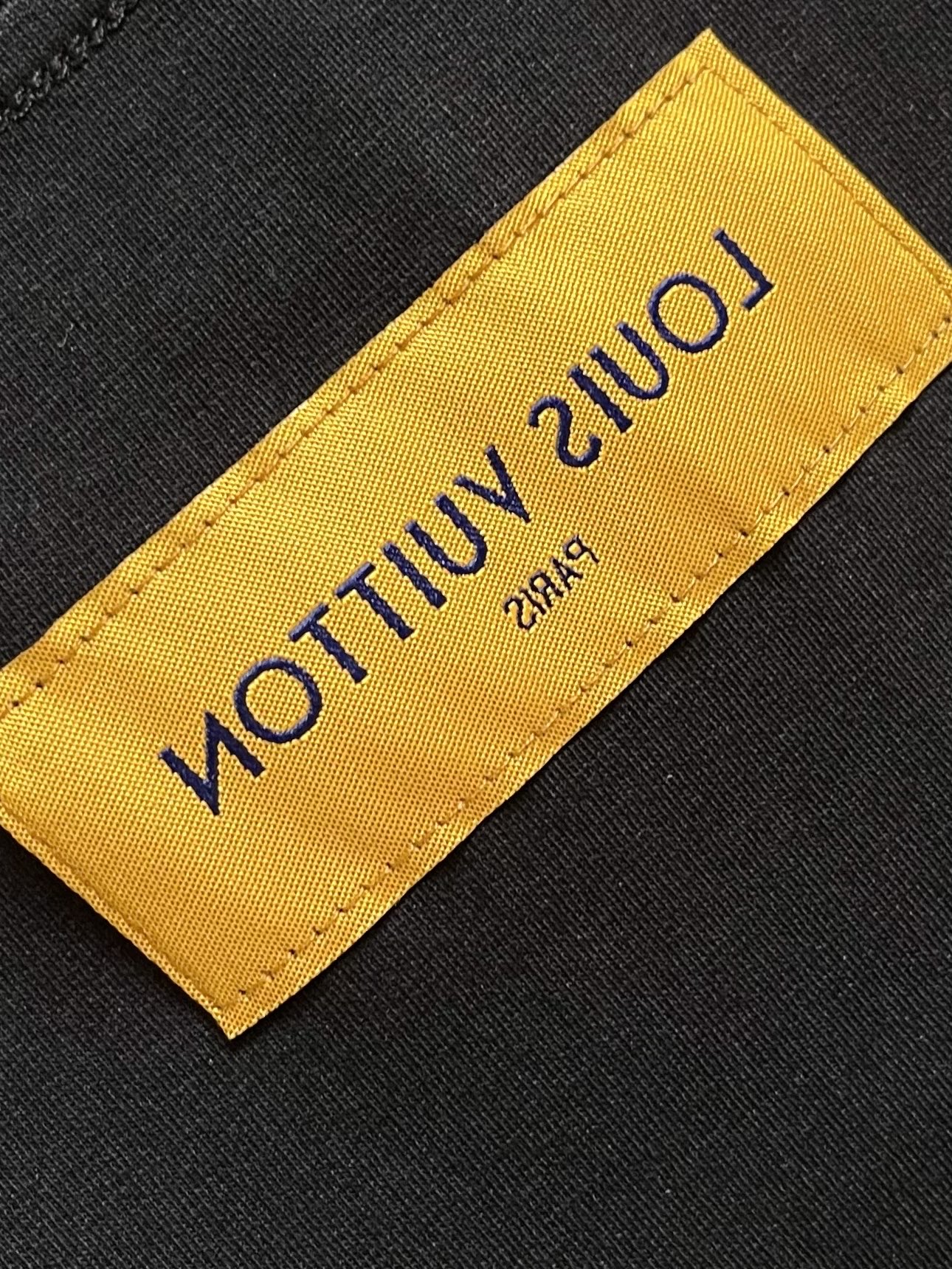 LV 字母印花短袖T恤，采用高密度网点浆印花，印花效果通过计算机测色、喷印多方位测试后生产。印花图案还原