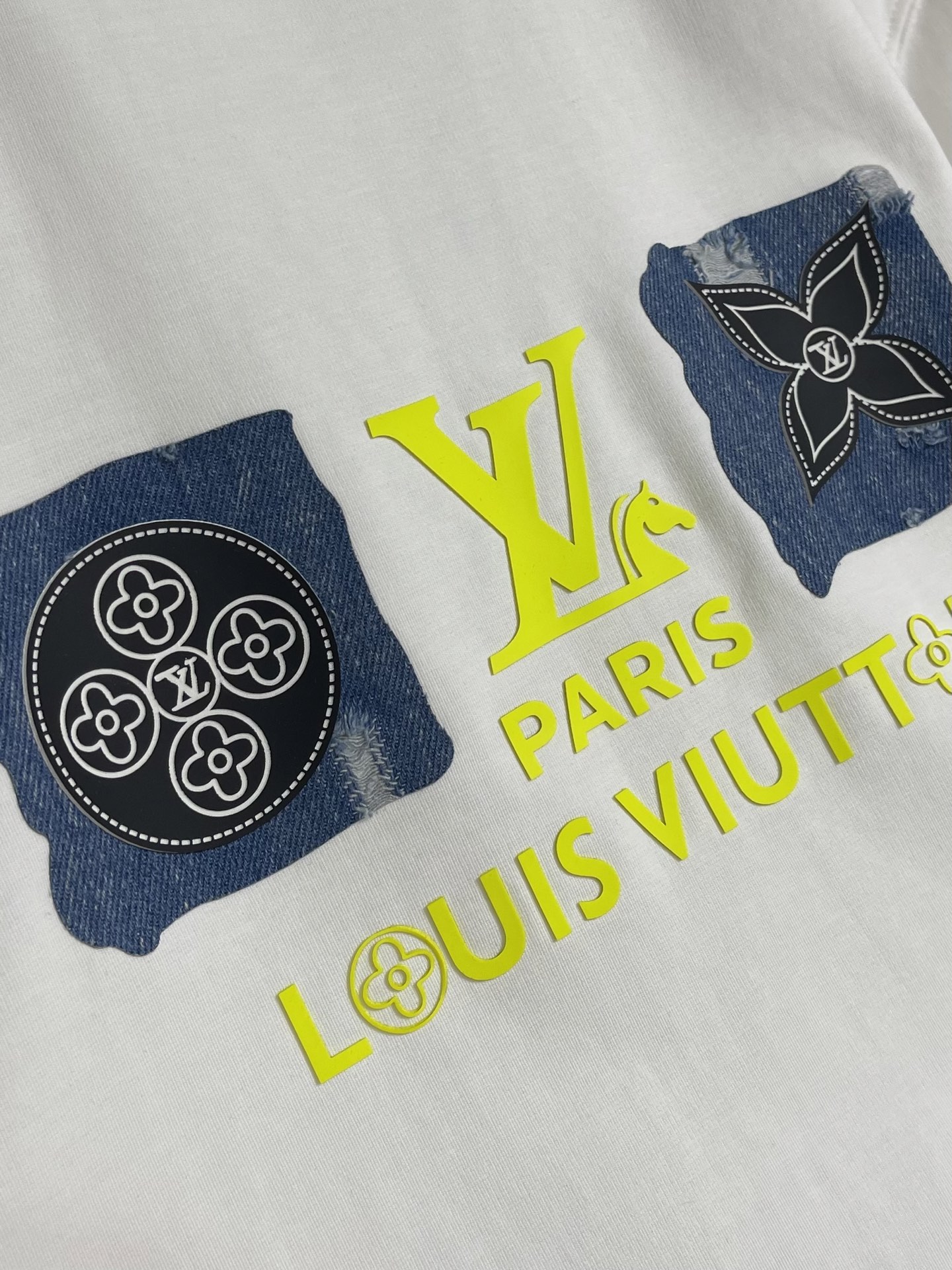 LV 字母印花短袖T恤，采用高密度网点浆印花，印花效果通过计算机测色、喷印多方位测试后生产。印花图案还原