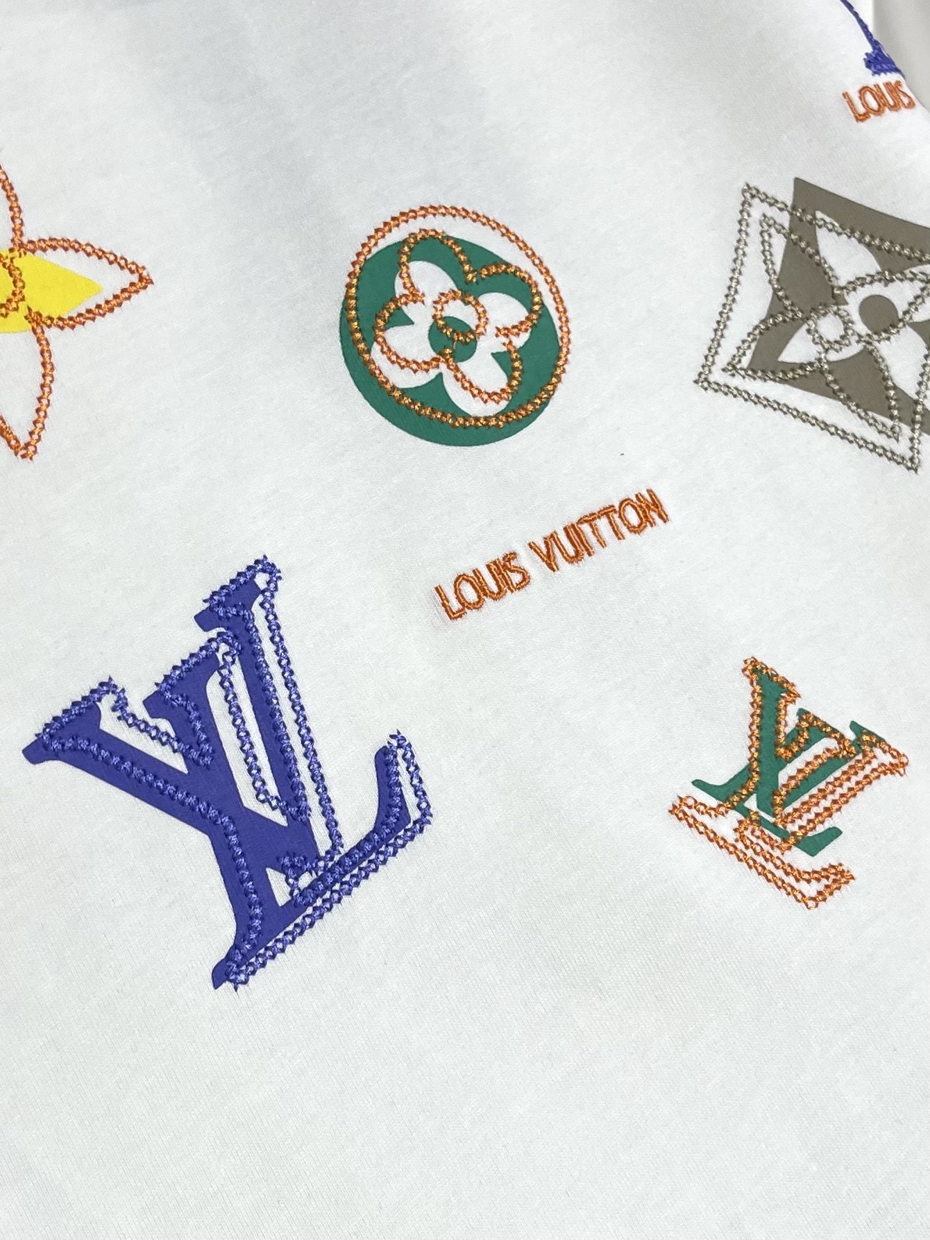 LV 印花标识短袖T恤，采用15S精棉平纹针织面料，克重平衡了柔软亲肤性与适度骨感。精梳工艺使纤维排列紧