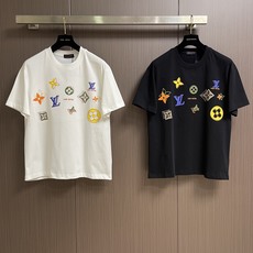 LV 印花标识短袖T恤,采用15S精棉平纹针织面料,克重平衡了柔软亲肤性与适度骨感。精梳工艺使纤维排列紧 LV 印花标识短袖T恤,采用15S精棉平纹针织面料,克重平衡了柔软亲肤性与适度骨感。精梳工艺使纤维排列紧