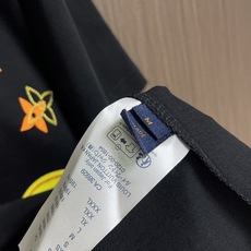 LV 印花标识短袖T恤,采用15S精棉平纹针织面料,克重平衡了柔软亲肤性与适度骨感。精梳工艺使纤维排列紧 LV 印花标识短袖T恤,采用15S精棉平纹针织面料,克重平衡了柔软亲肤性与适度骨感。精梳工艺使纤维排列紧