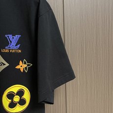 LV 印花标识短袖T恤,采用15S精棉平纹针织面料,克重平衡了柔软亲肤性与适度骨感。精梳工艺使纤维排列紧 LV 印花标识短袖T恤,采用15S精棉平纹针织面料,克重平衡了柔软亲肤性与适度骨感。精梳工艺使纤维排列紧