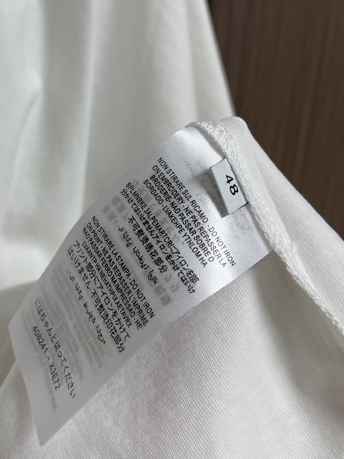 TB logo标识刺绣圆领短袖T恤，面料采用240g克重纯棉面料，每件衣服都有预缩水处理，上身版型微阔挺