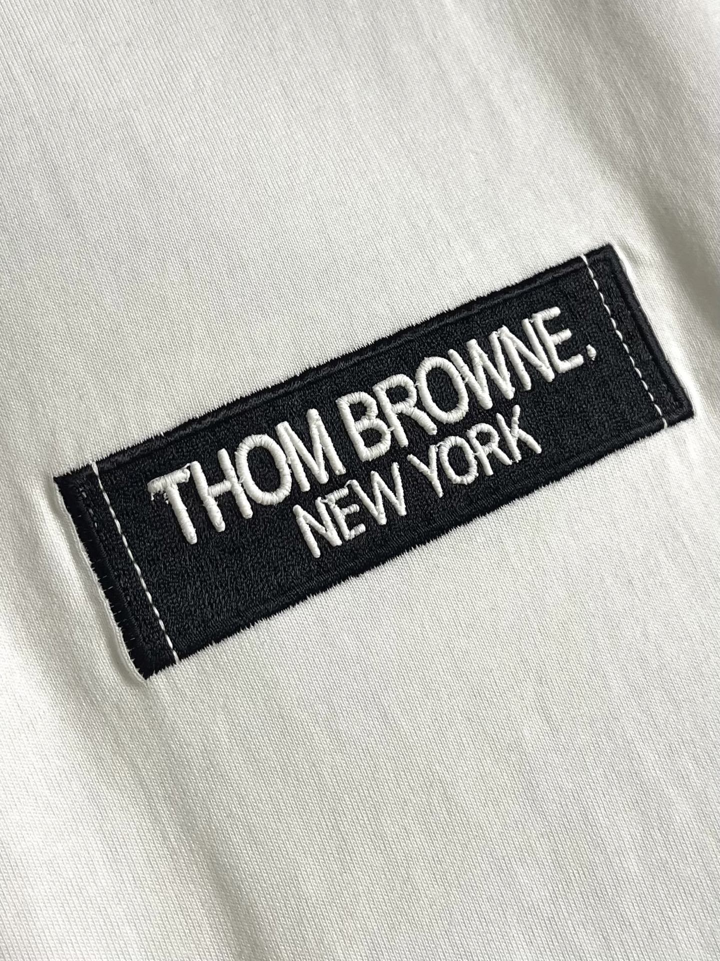 TB logo标识刺绣圆领短袖T恤，面料采用240g克重纯棉面料，每件衣服都有预缩水处理，上身版型微阔挺