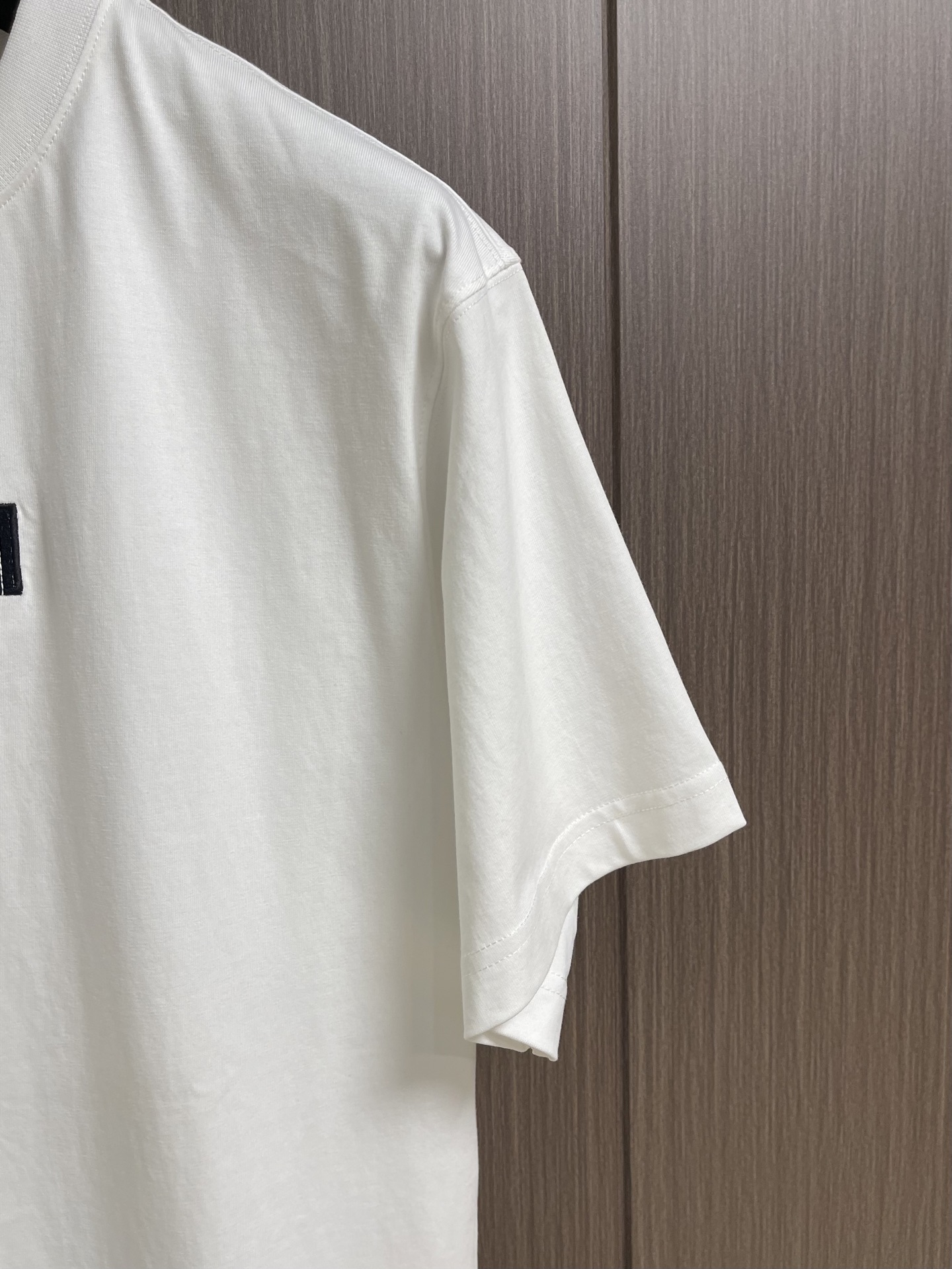 TB logo标识刺绣圆领短袖T恤，面料采用240g克重纯棉面料，每件衣服都有预缩水处理，上身版型微阔挺