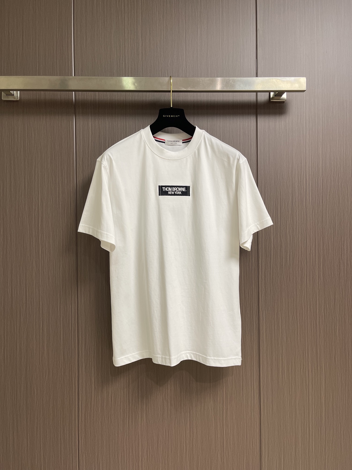 TB logo标识刺绣圆领短袖T恤，面料采用240g克重纯棉面料，每件衣服都有预缩水处理，上身版型微阔挺