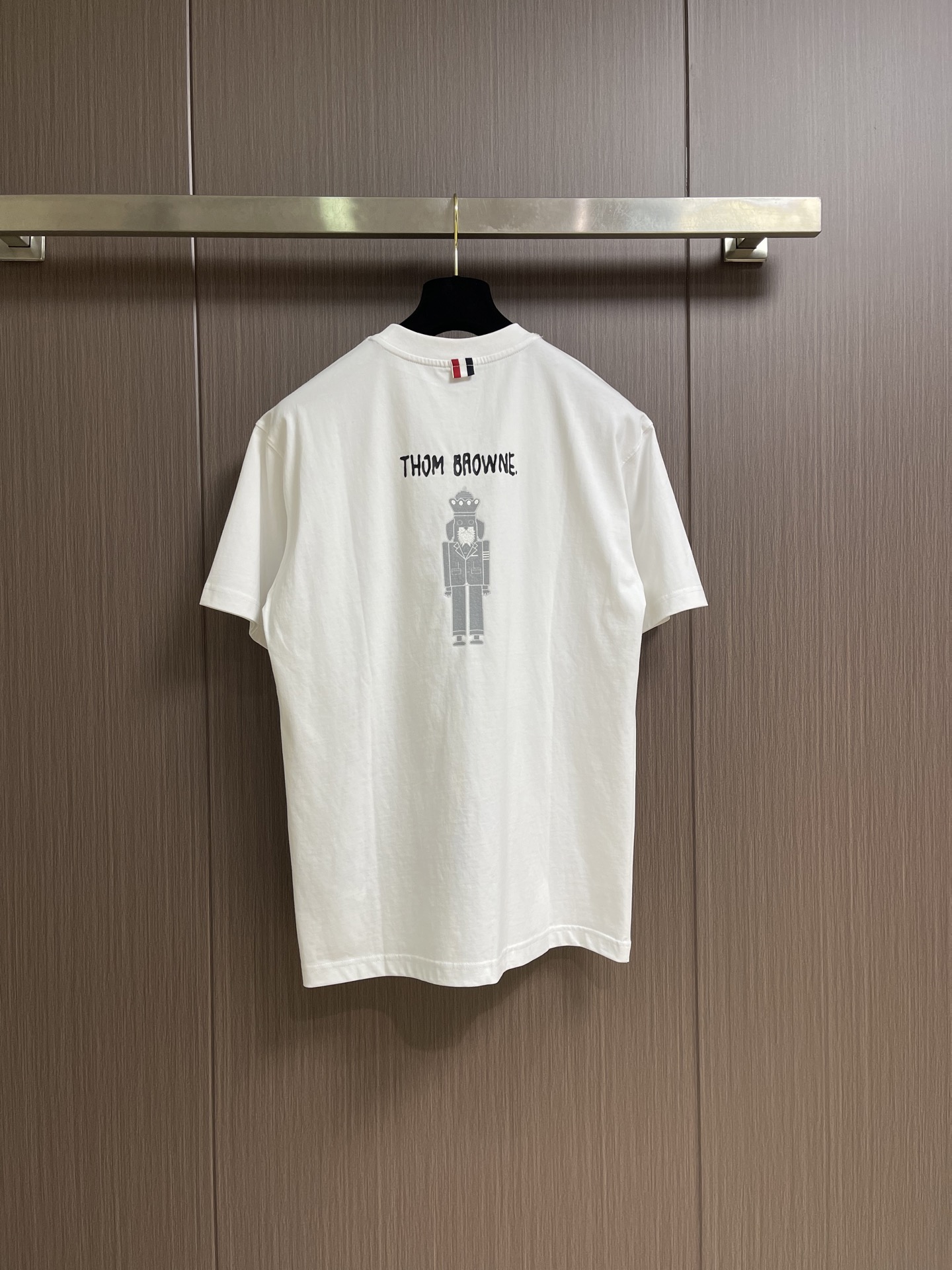 TB logo标识刺绣圆领短袖T恤，面料采用240g克重纯棉面料，每件衣服都有预缩水处理，上身版型微阔挺