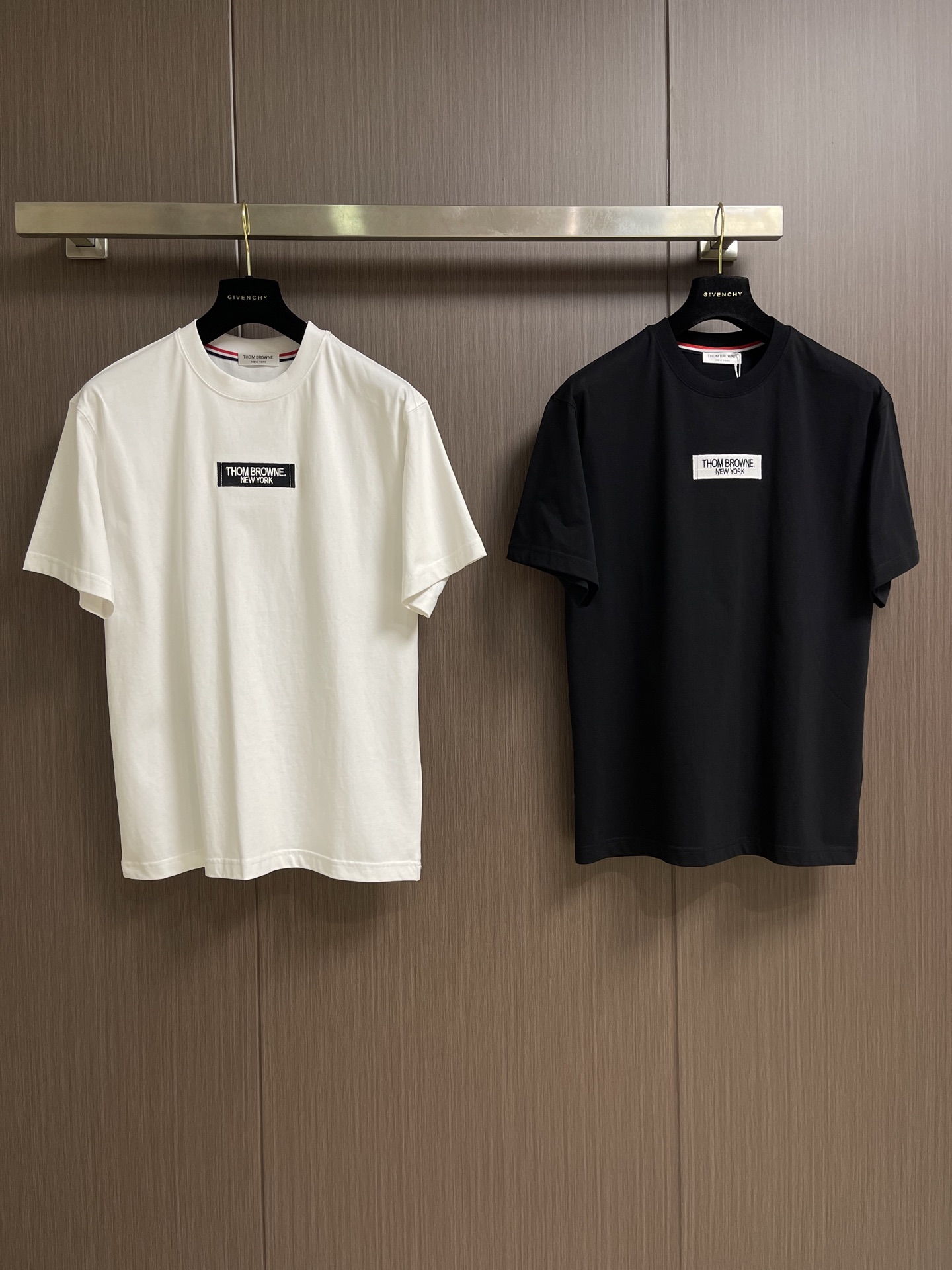 TB logo标识刺绣圆领短袖T恤，面料采用240g克重纯棉面料，每件衣服都有预缩水处理，上身版型微阔挺