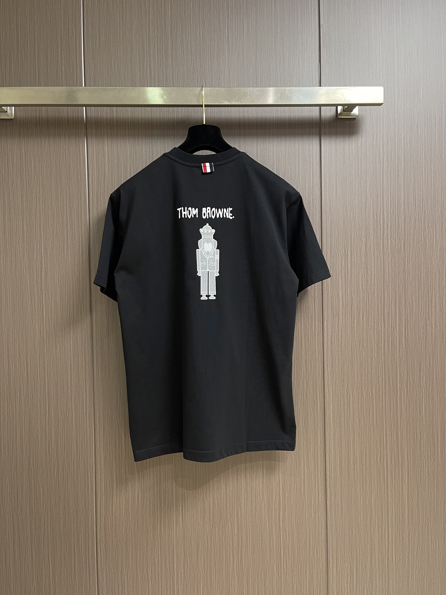 TB logo标识刺绣圆领短袖T恤，面料采用240g克重纯棉面料，每件衣服都有预缩水处理，上身版型微阔挺