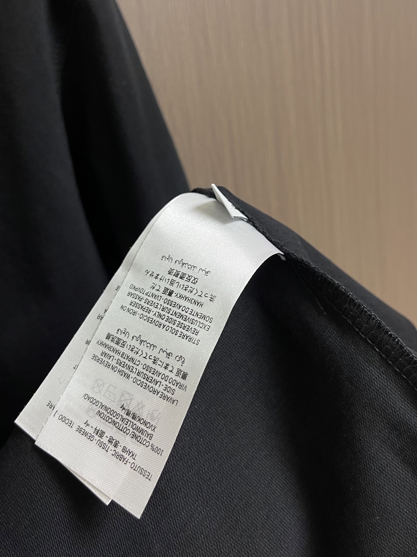 TB logo标识刺绣圆领短袖T恤，面料采用240g克重纯棉面料，每件衣服都有预缩水处理，上身版型微阔挺