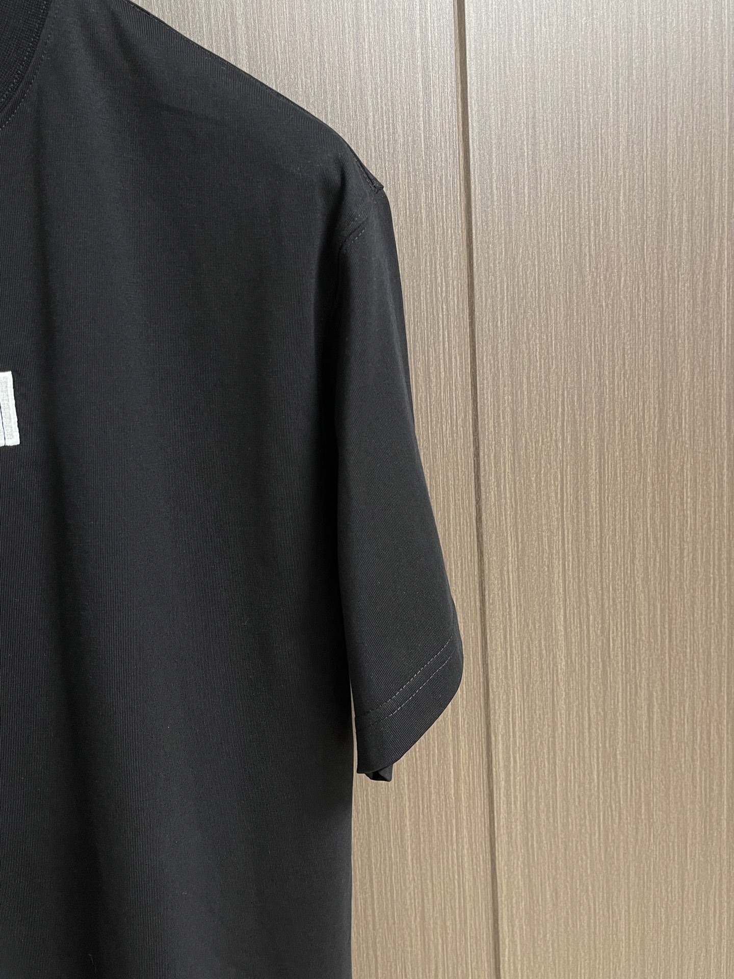 TB logo标识刺绣圆领短袖T恤，面料采用240g克重纯棉面料，每件衣服都有预缩水处理，上身版型微阔挺