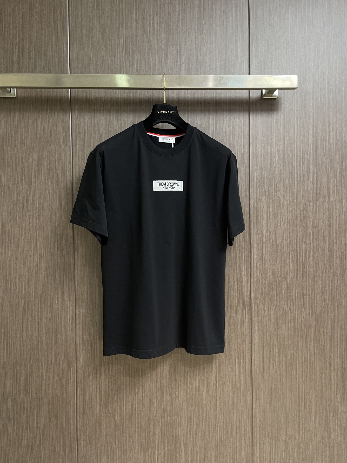 TB logo标识刺绣圆领短袖T恤，面料采用240g克重纯棉面料，每件衣服都有预缩水处理，上身版型微阔挺