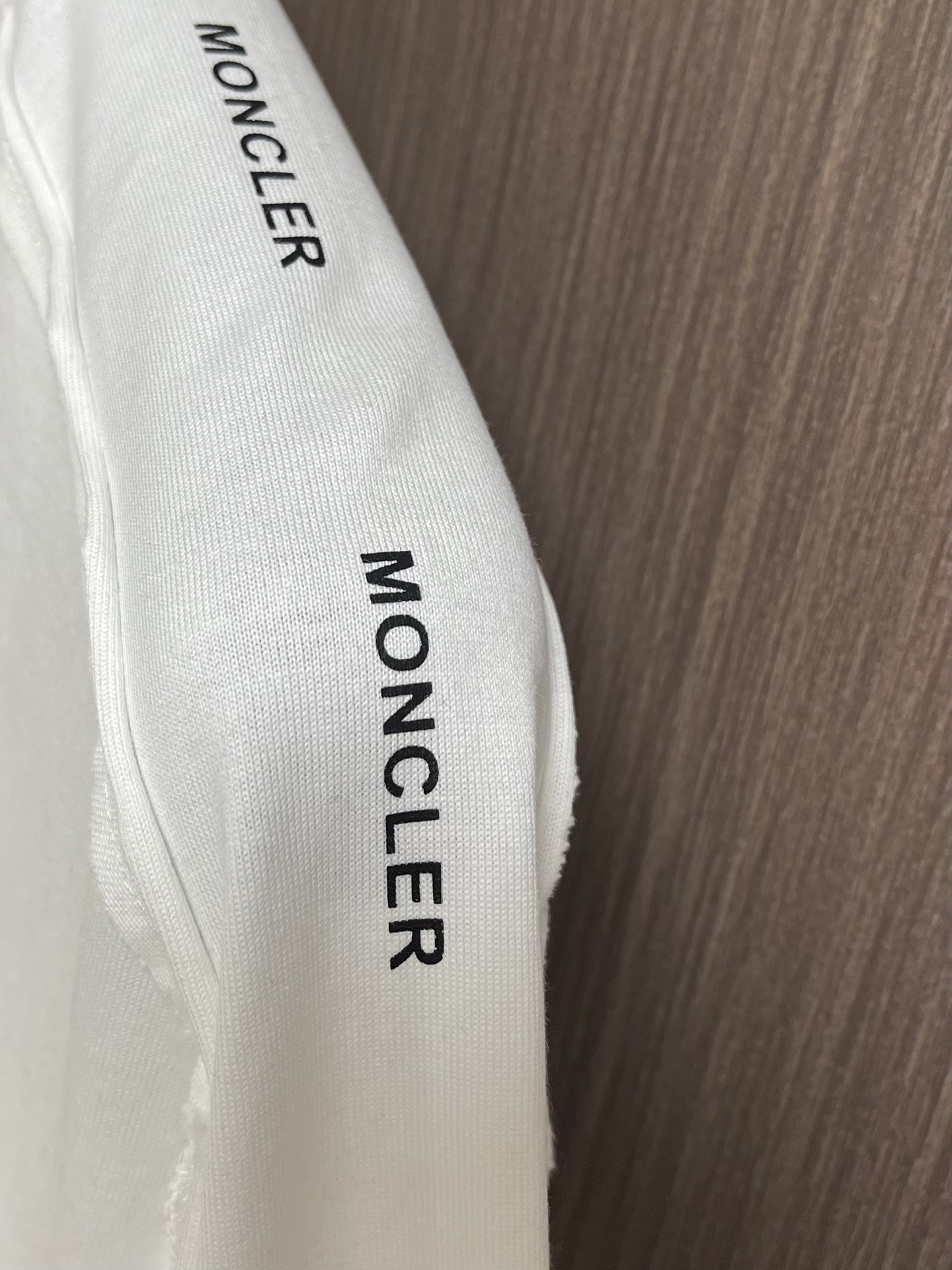 Moncler 2026SS夏季新款印花压胶圆领T恤，搭配重工高端数码个性logo 印花，做工细致完美，