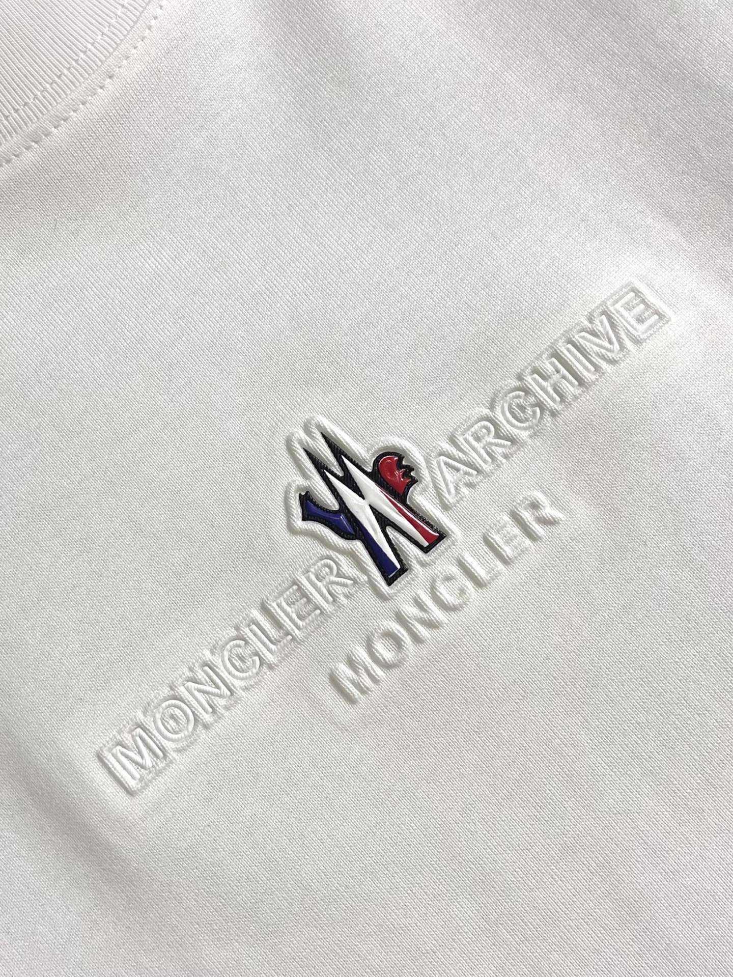 Moncler 2026SS夏季新款印花压胶圆领T恤，搭配重工高端数码个性logo 印花，做工细致完美，
