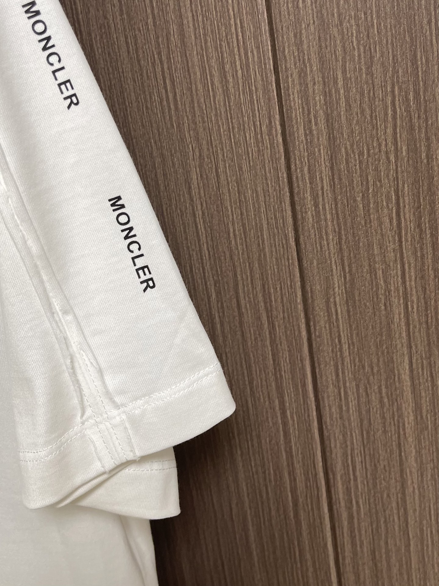 Moncler 2026SS夏季新款印花压胶圆领T恤，搭配重工高端数码个性logo 印花，做工细致完美，