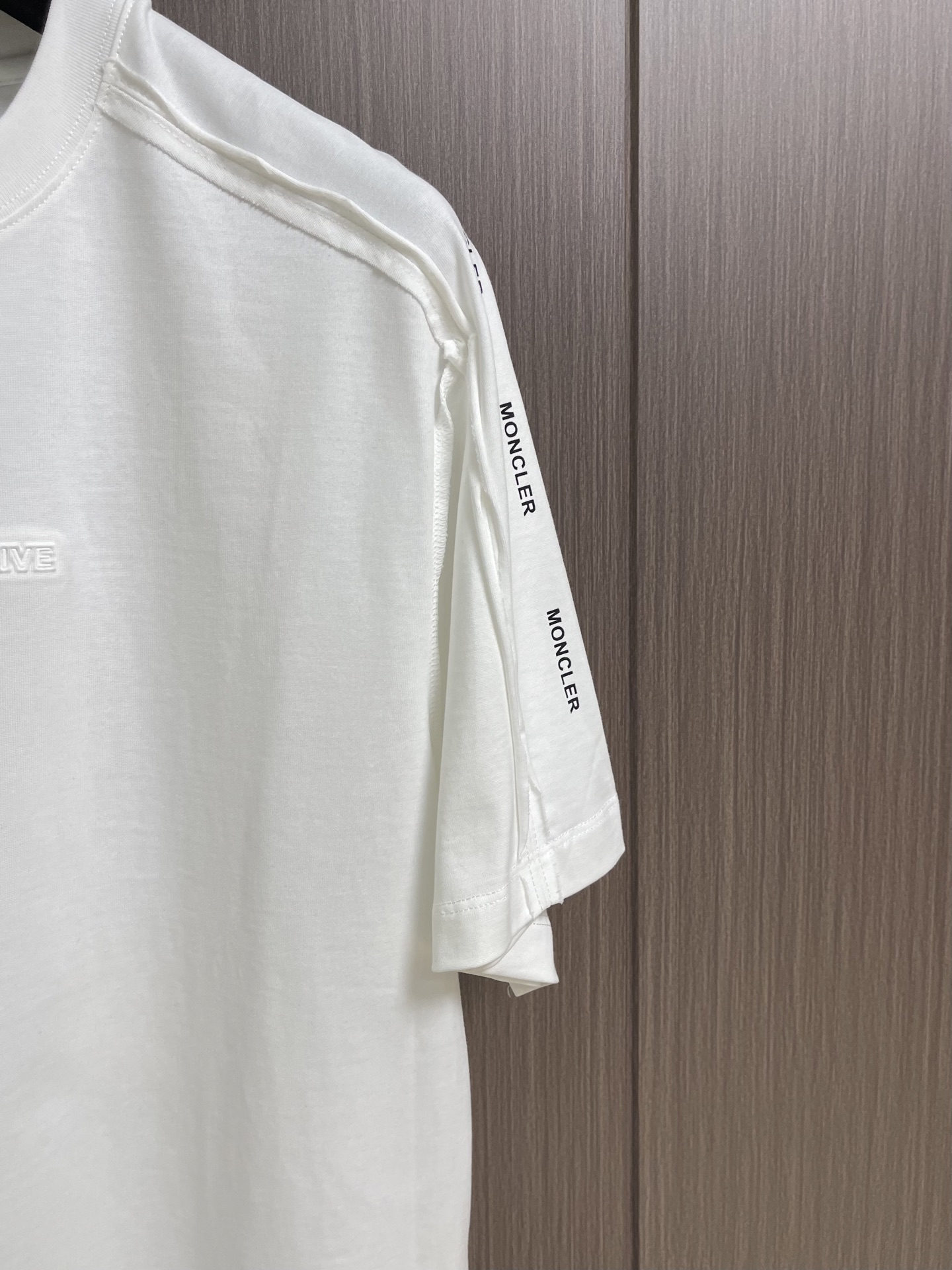 Moncler 2026SS夏季新款印花压胶圆领T恤，搭配重工高端数码个性logo 印花，做工细致完美，
