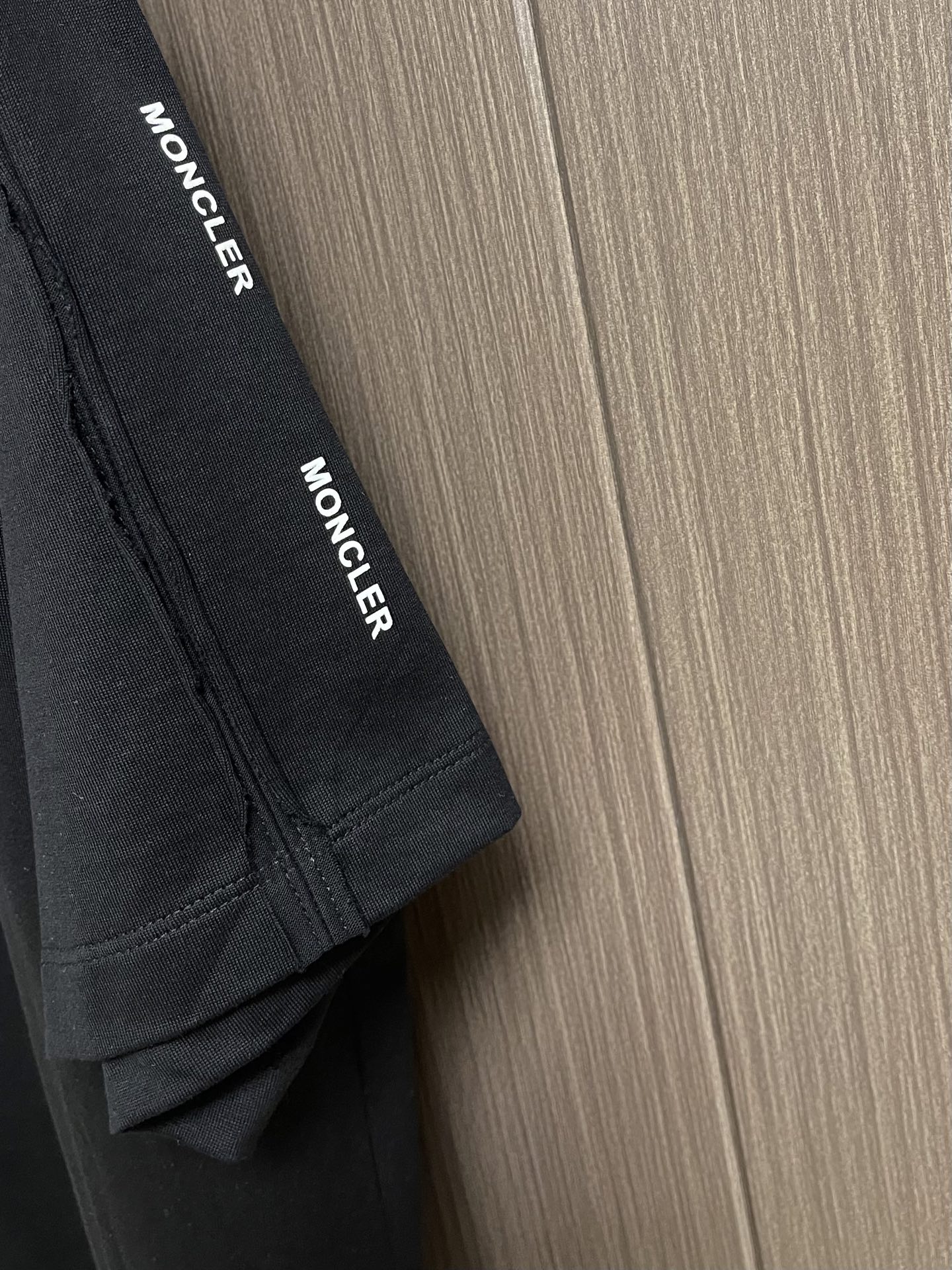 Moncler 2026SS夏季新款印花压胶圆领T恤，搭配重工高端数码个性logo 印花，做工细致完美，