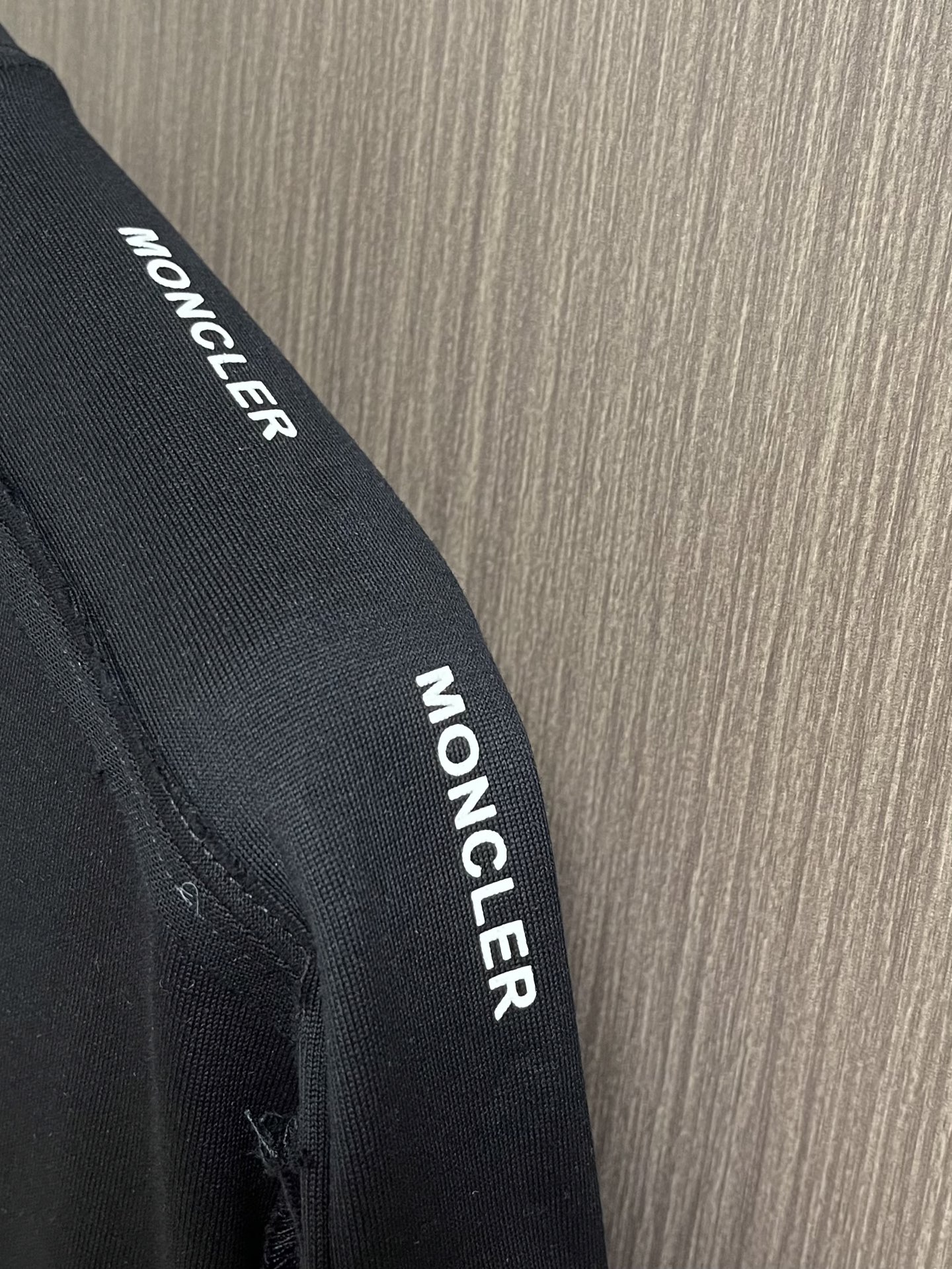 Moncler 2026SS夏季新款印花压胶圆领T恤，搭配重工高端数码个性logo 印花，做工细致完美，