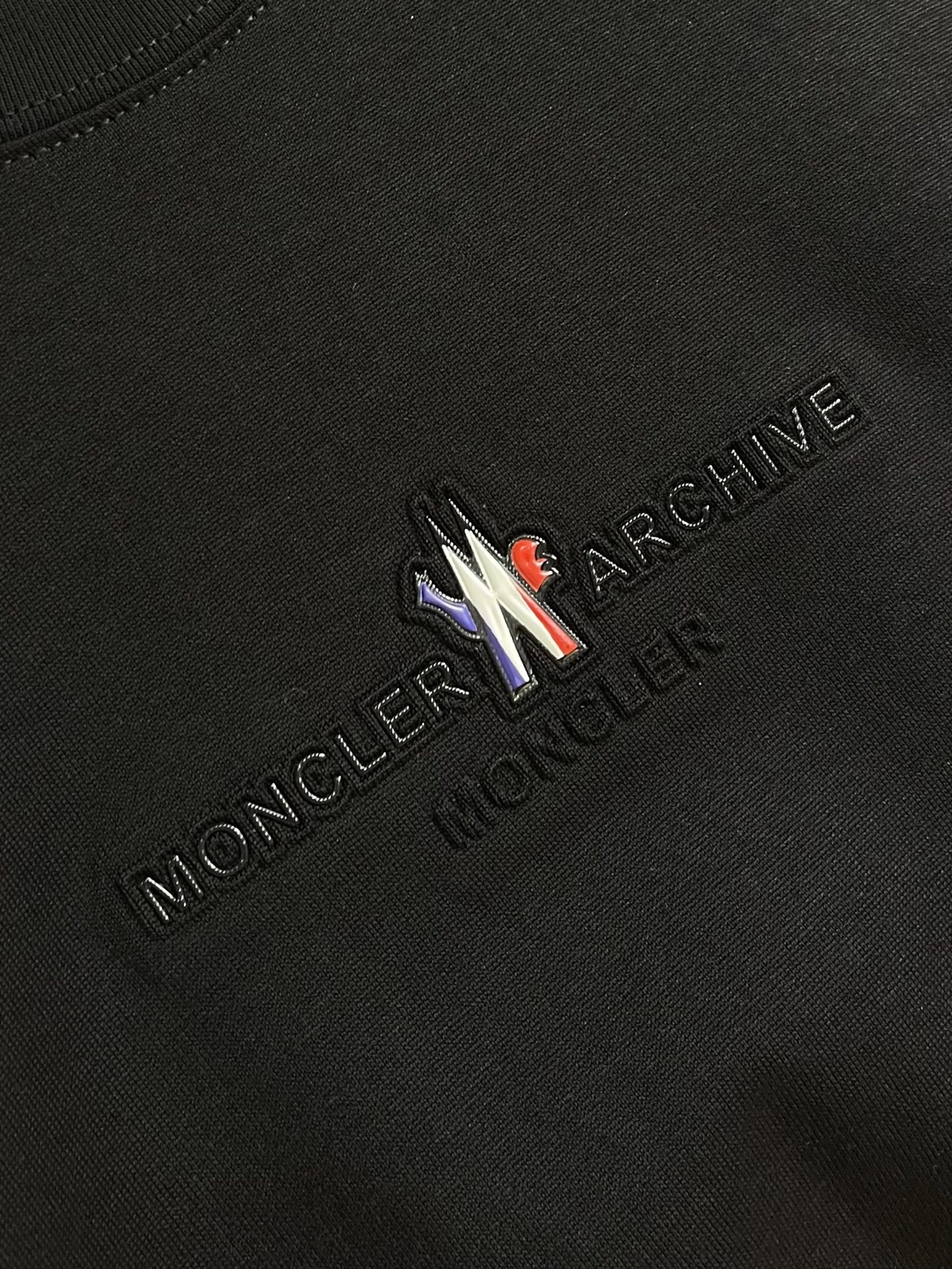 Moncler 2026SS夏季新款印花压胶圆领T恤，搭配重工高端数码个性logo 印花，做工细致完美，