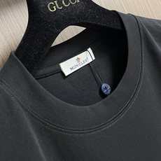 moncler x 石头岛 Stone lsland 徽章印花短袖T恤 定制星屿奢韧平棉 柔糯挺括 胸 moncler x 石头岛 Stone lsland 徽章印花短袖T恤 定制星屿奢韧平棉 柔糯挺括 胸