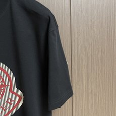 moncler x 石头岛 Stone lsland 徽章印花短袖T恤 定制星屿奢韧平棉 柔糯挺括 胸 moncler x 石头岛 Stone lsland 徽章印花短袖T恤 定制星屿奢韧平棉 柔糯挺括 胸