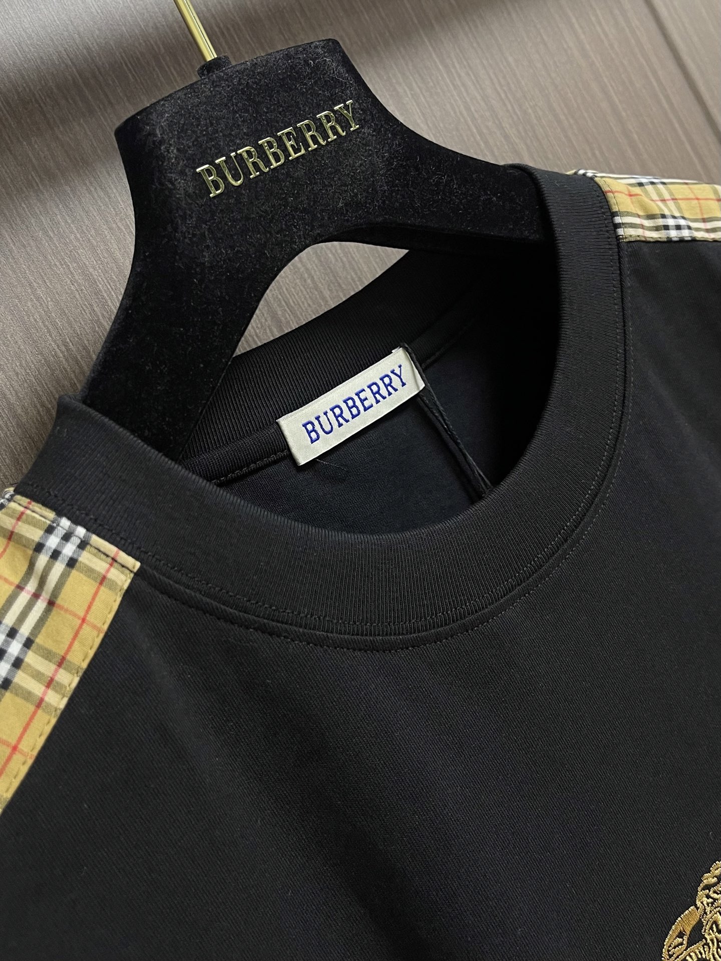 Burberry 圆领格纹装饰织带棉质T恤，本款T恤甄选230g高支长绒棉作为核心面料，经精梳工艺去除杂