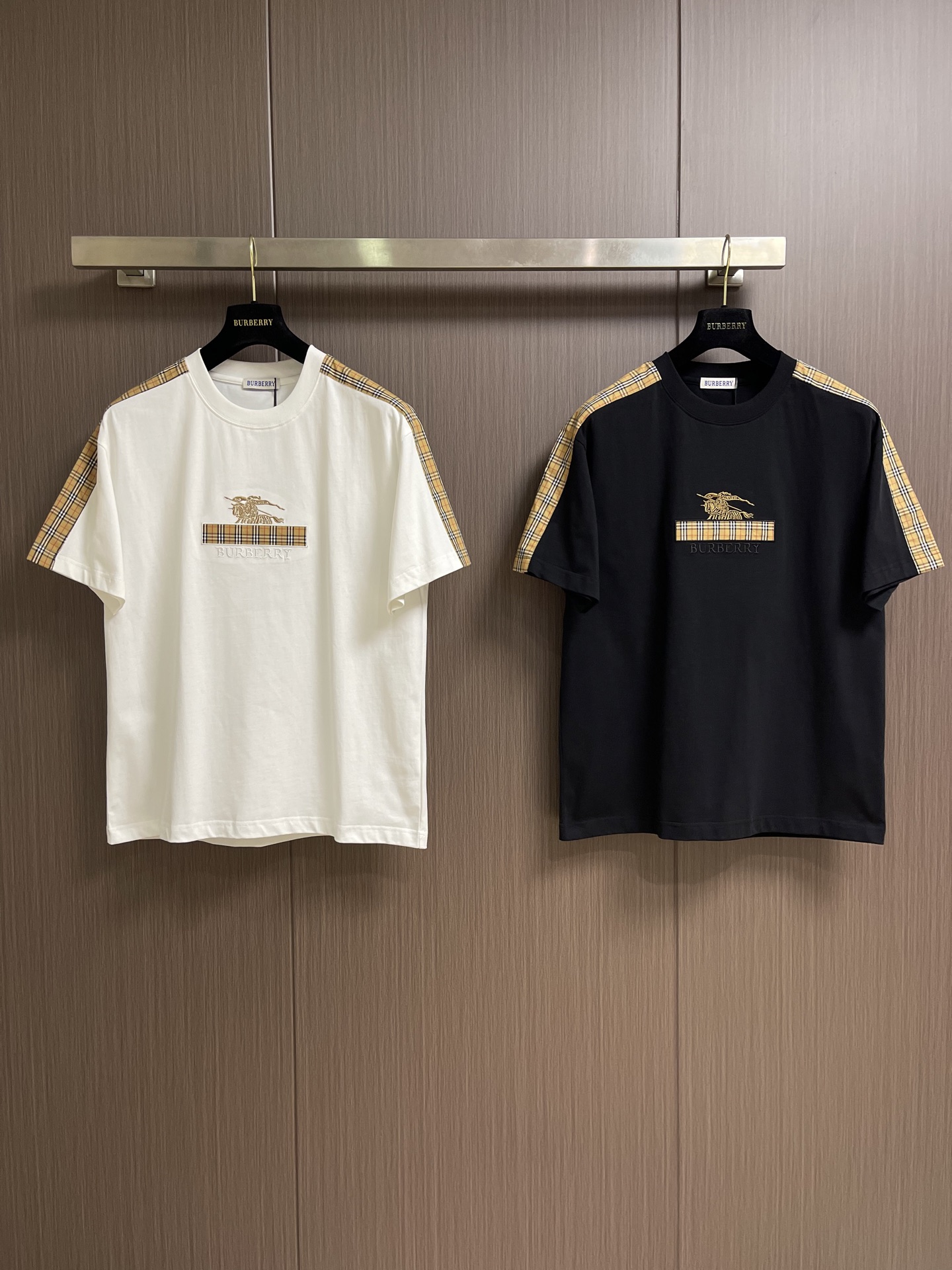 Burberry 圆领格纹装饰织带棉质T恤，本款T恤甄选230g高支长绒棉作为核心面料，经精梳工艺去除杂
